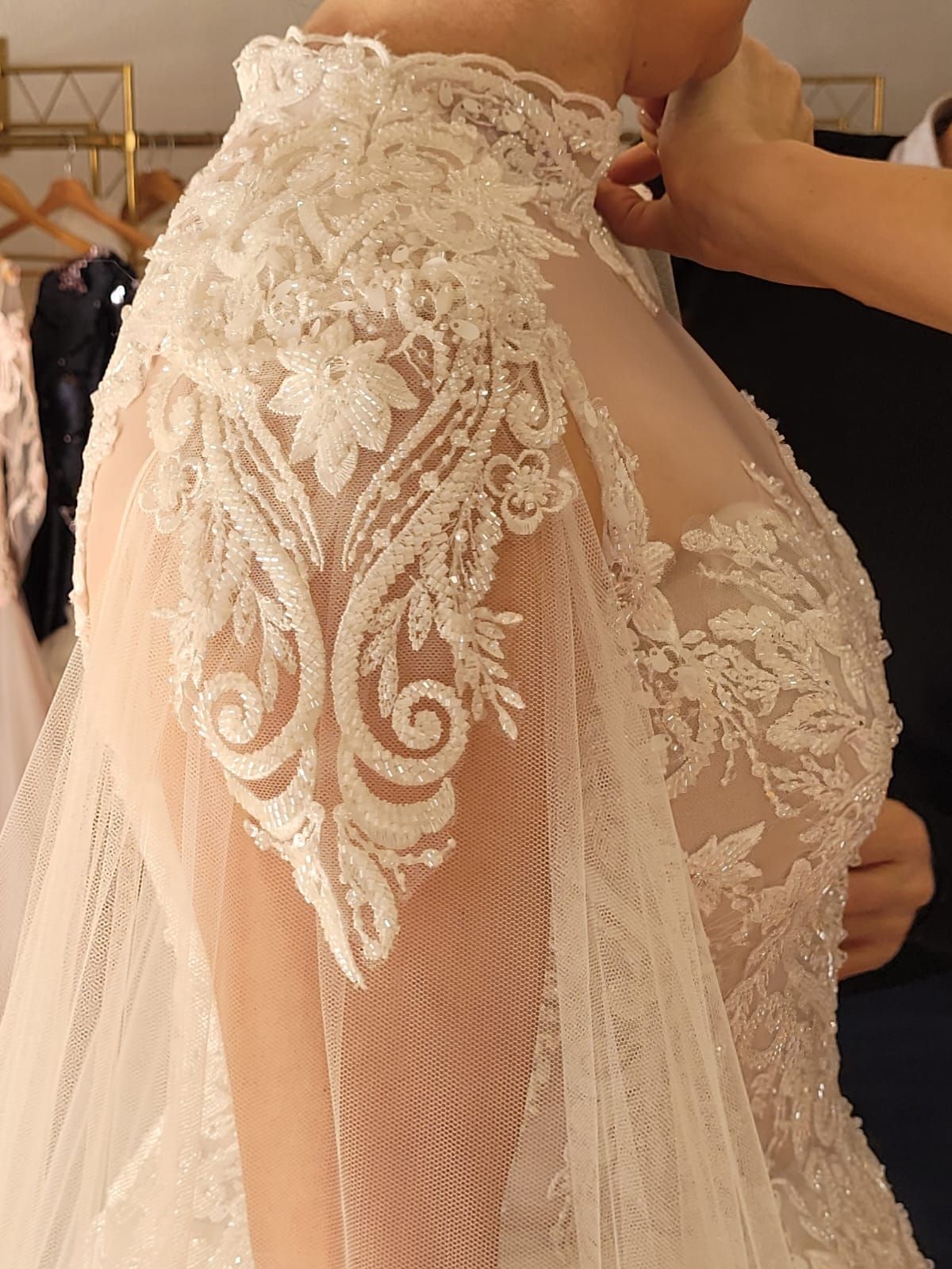 Detalle de manga de encaje bordado — atelier Oksana Dorenska