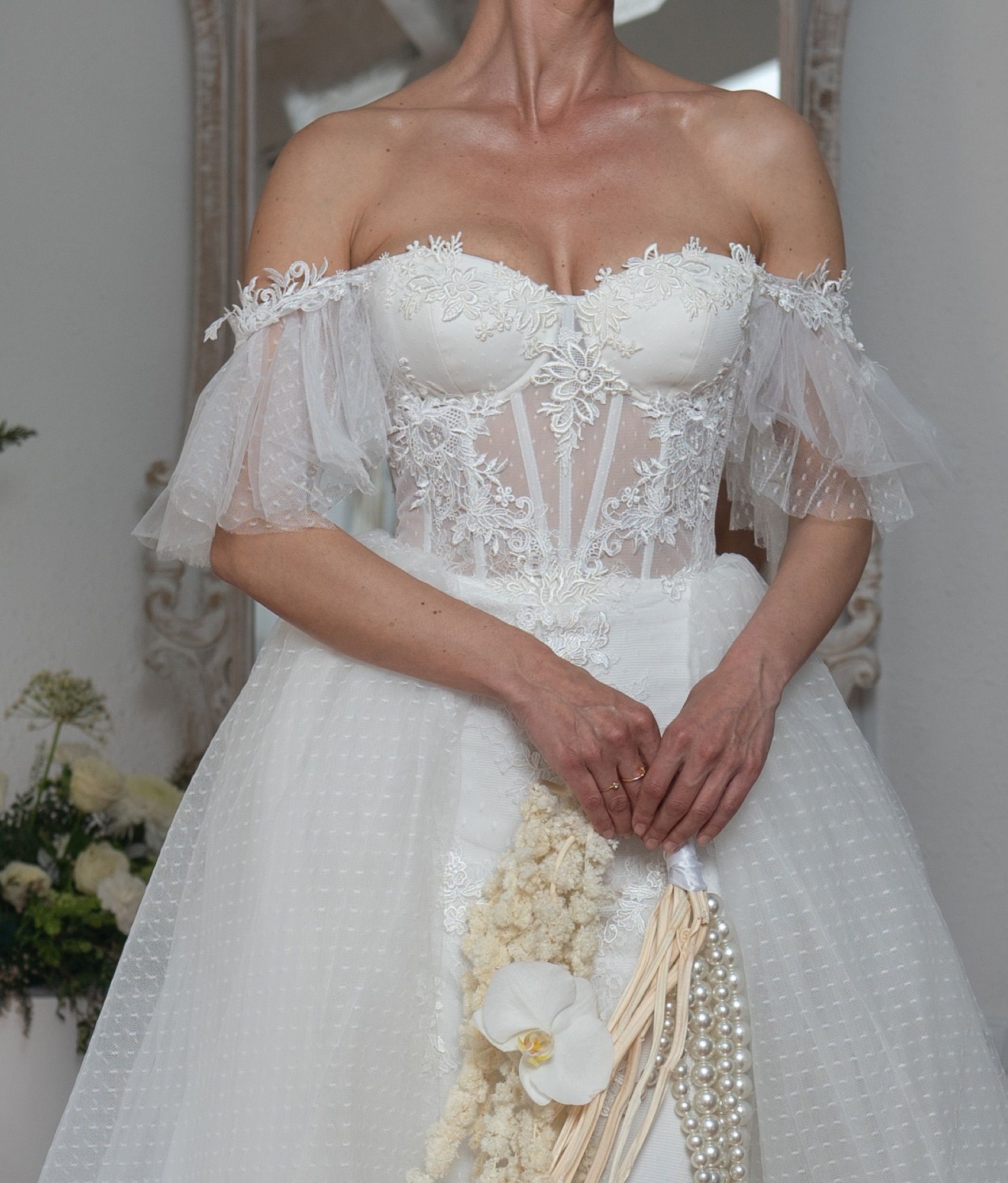 Vestido de novia sirena con cuerpo de encaje y sobrefalda desmontable de tul de puntos — Oksana Dorenska