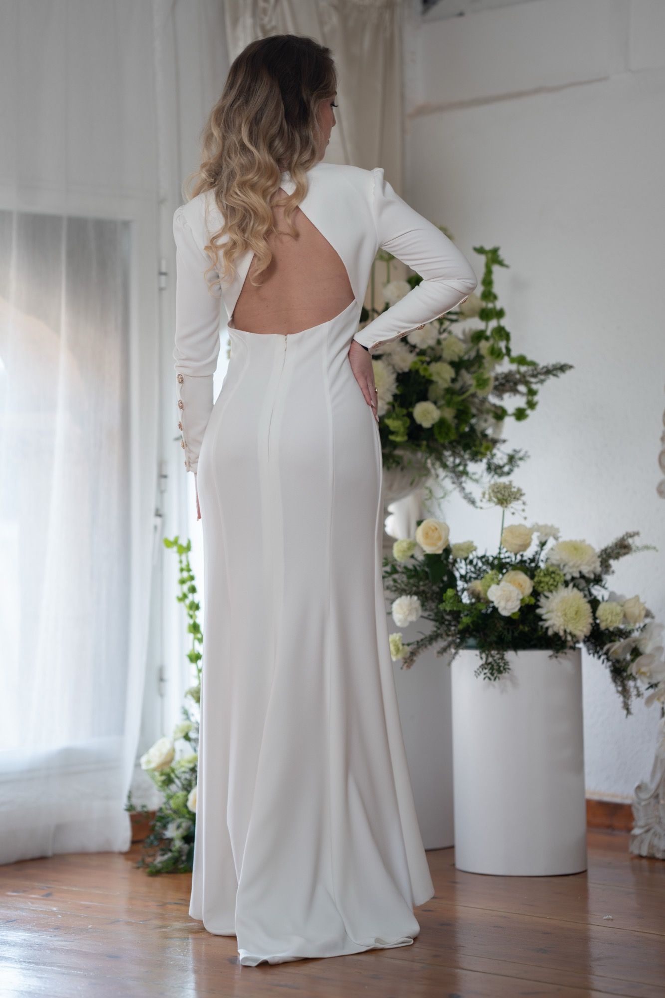 Vestido de novia recto de crepé de manga larga, abertura alta y espalda abierta — Oksana Dorenska