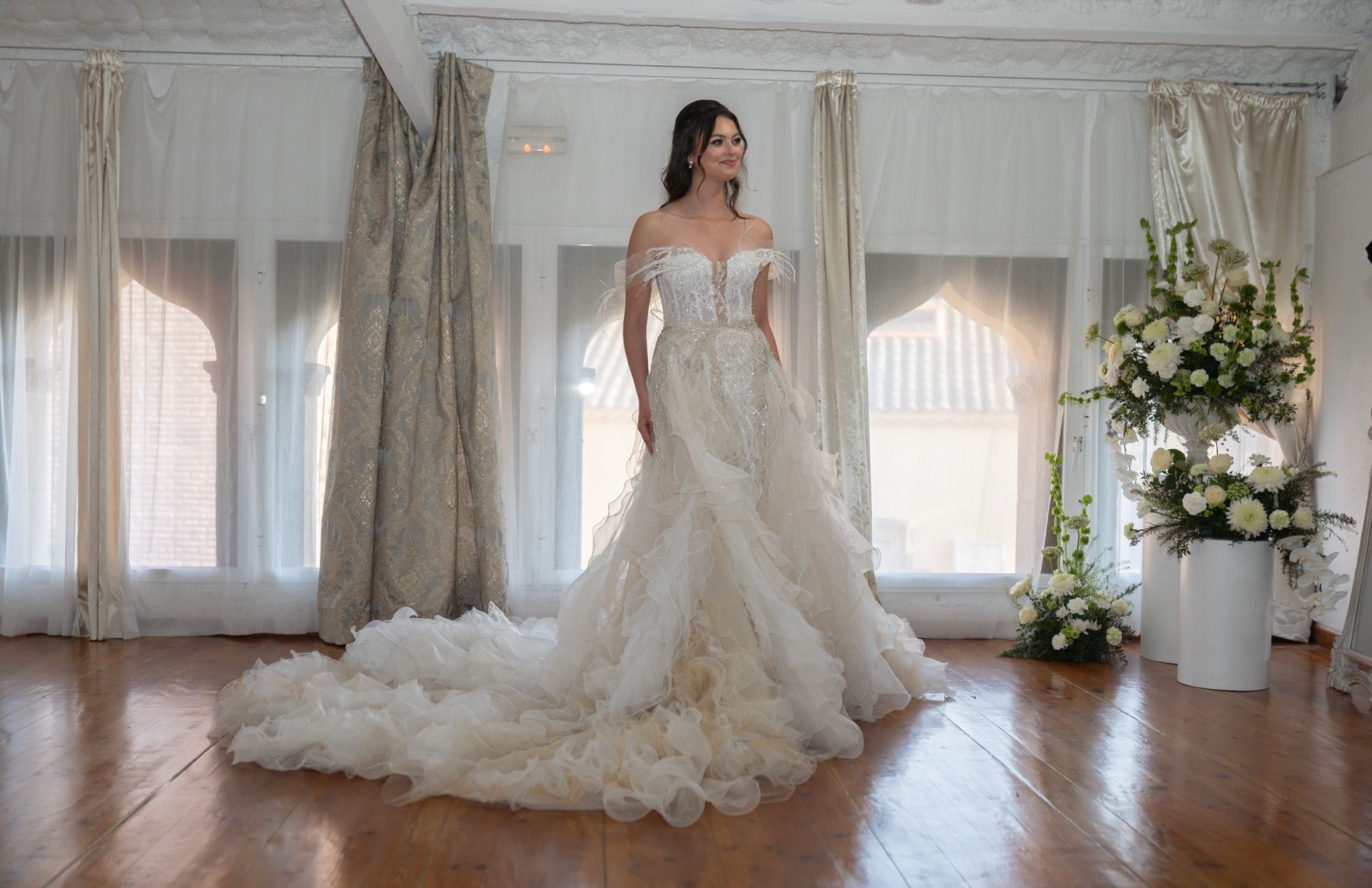 Vestido de novia de corte princesa, hombros caídos, cuerpo bordado con plumas, falda de organza con volantes — Oksana Dorenska
