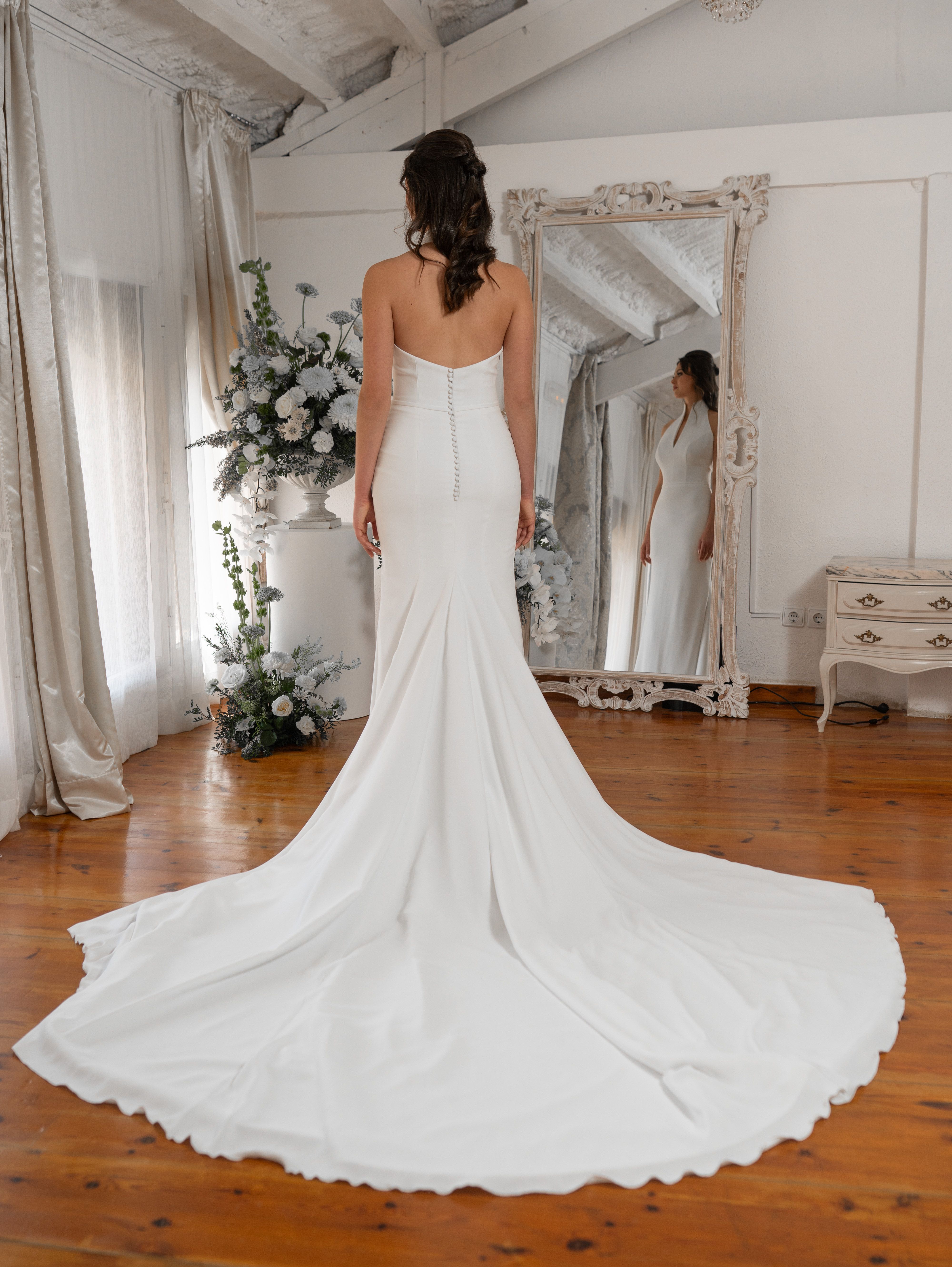 Vestido de novia con cola de crepé en el atelier