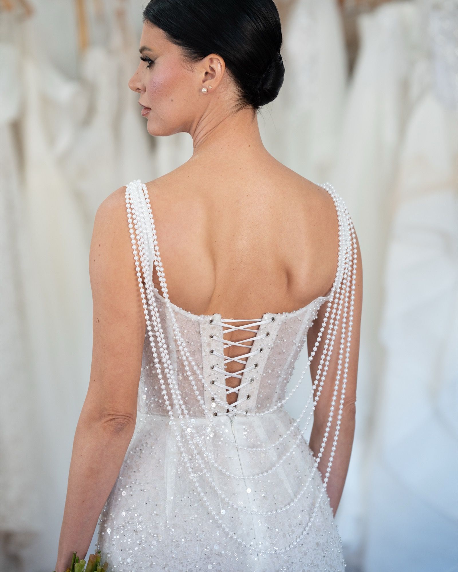 Vestido de novia recto de lentejuelas con tirantes finos de perlas — Oksana Dorenska