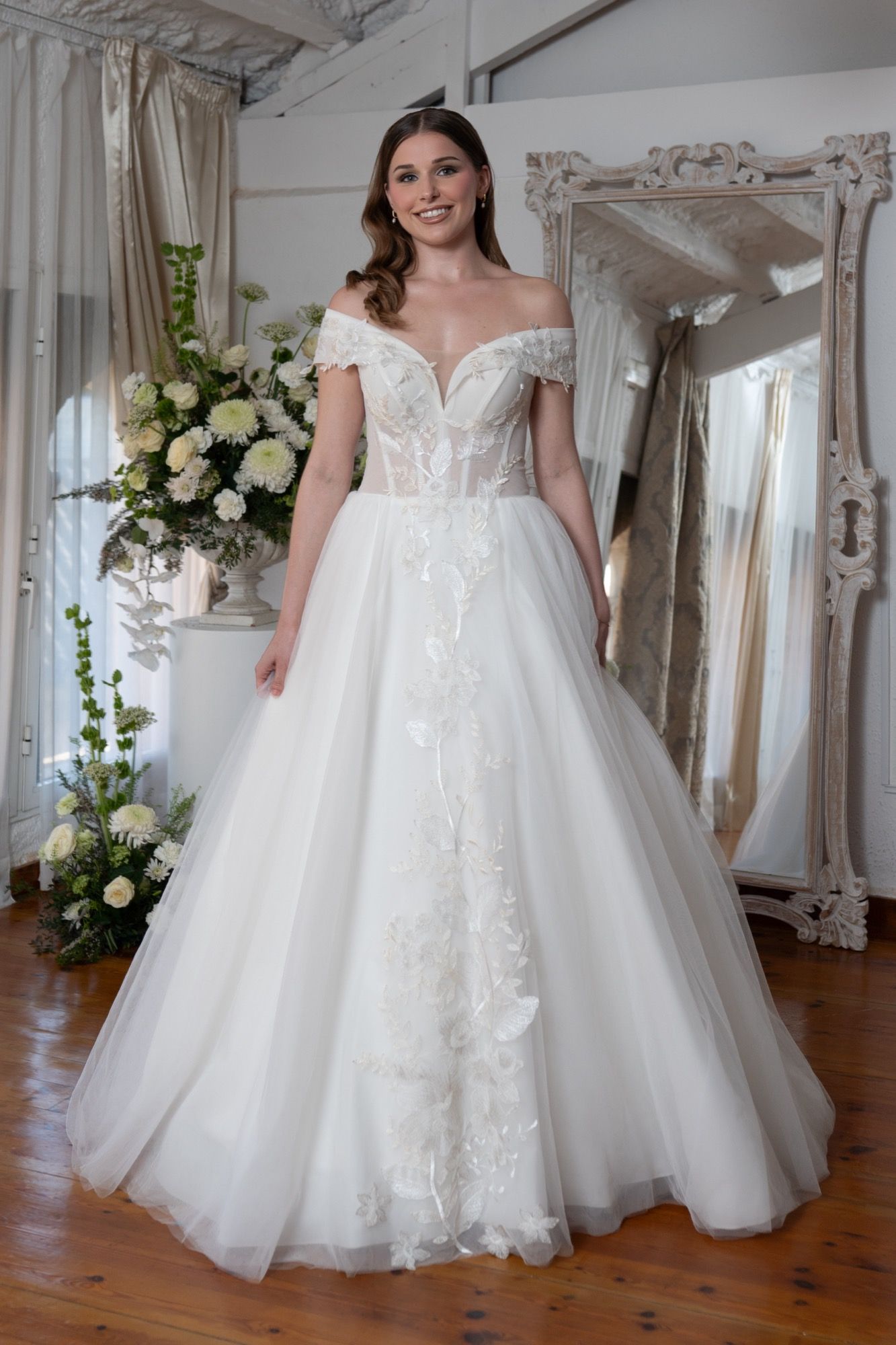 Vestido de novia línea A, hombros caídos, cuerpo de encaje con espalda ilusión abotonada, falda de tul — Oksana Dorenska