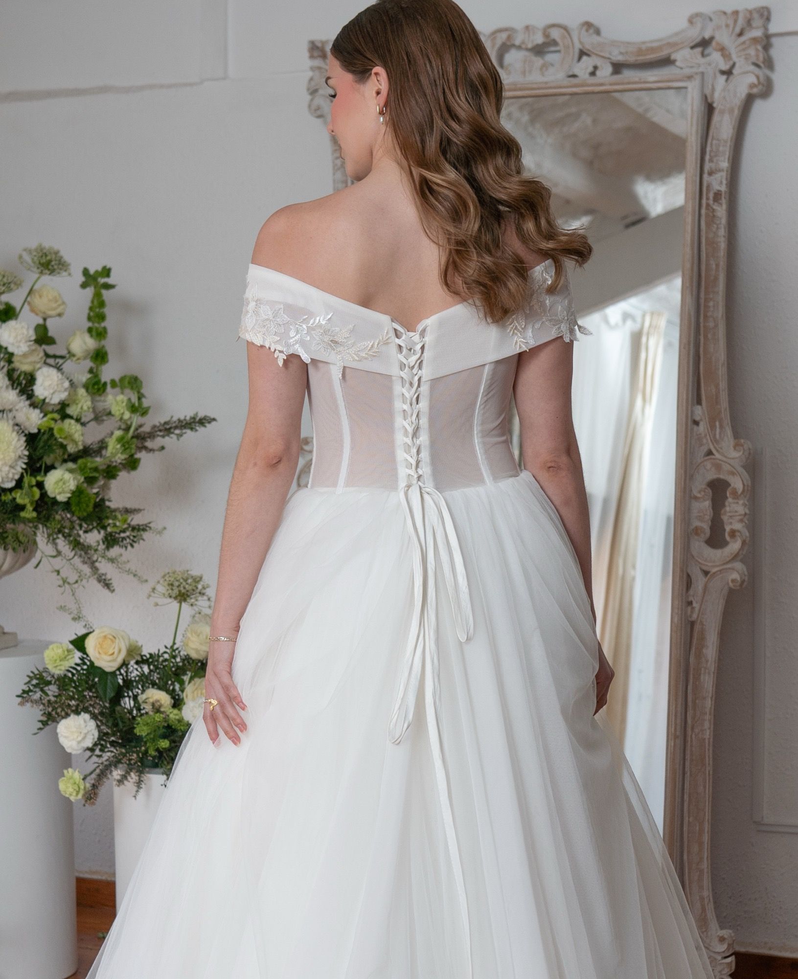 Vestido de novia línea A, hombros caídos, cuerpo de encaje con espalda ilusión abotonada, falda de tul — Oksana Dorenska