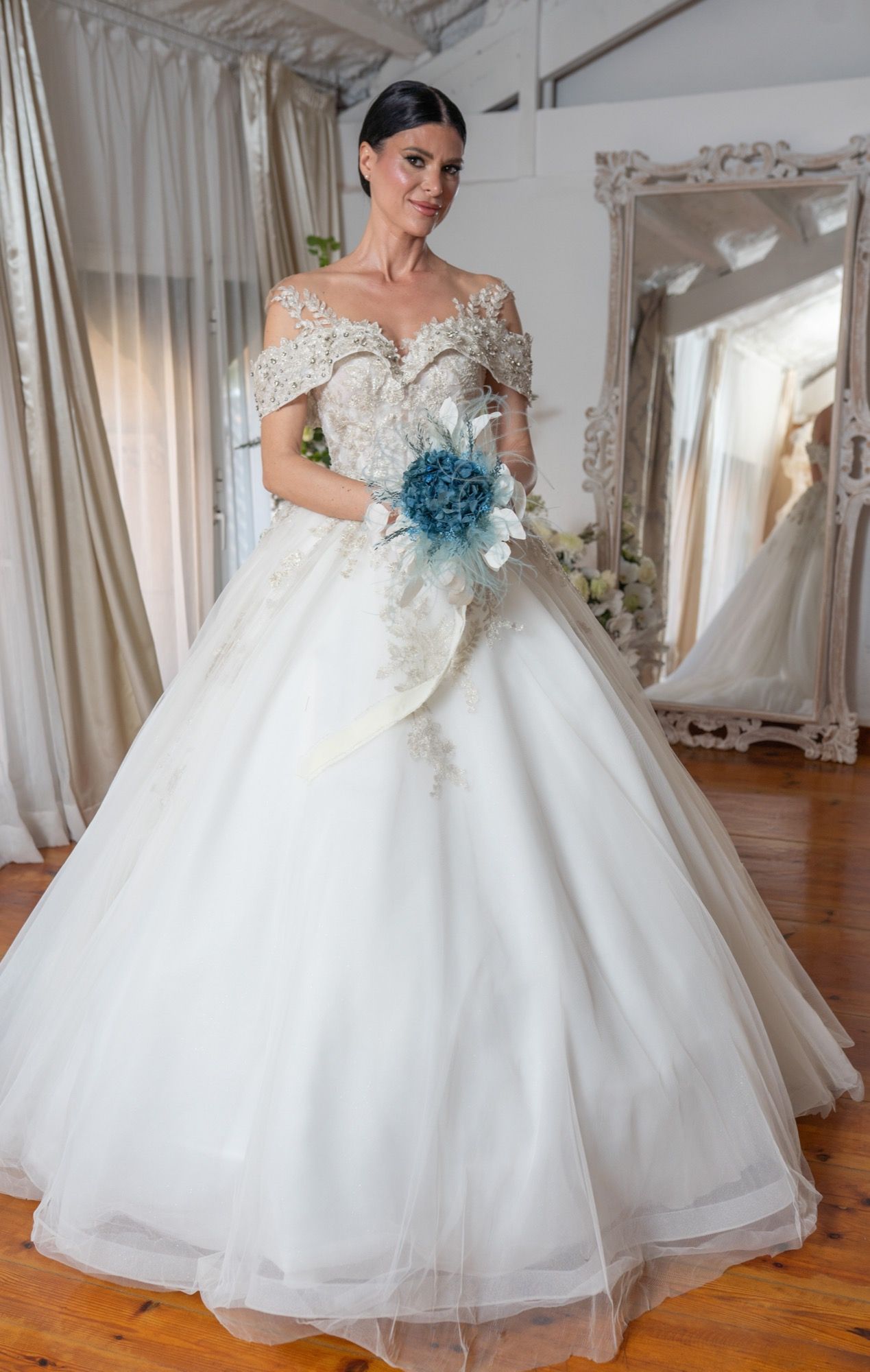 Novia con ramo en una velada del atelier