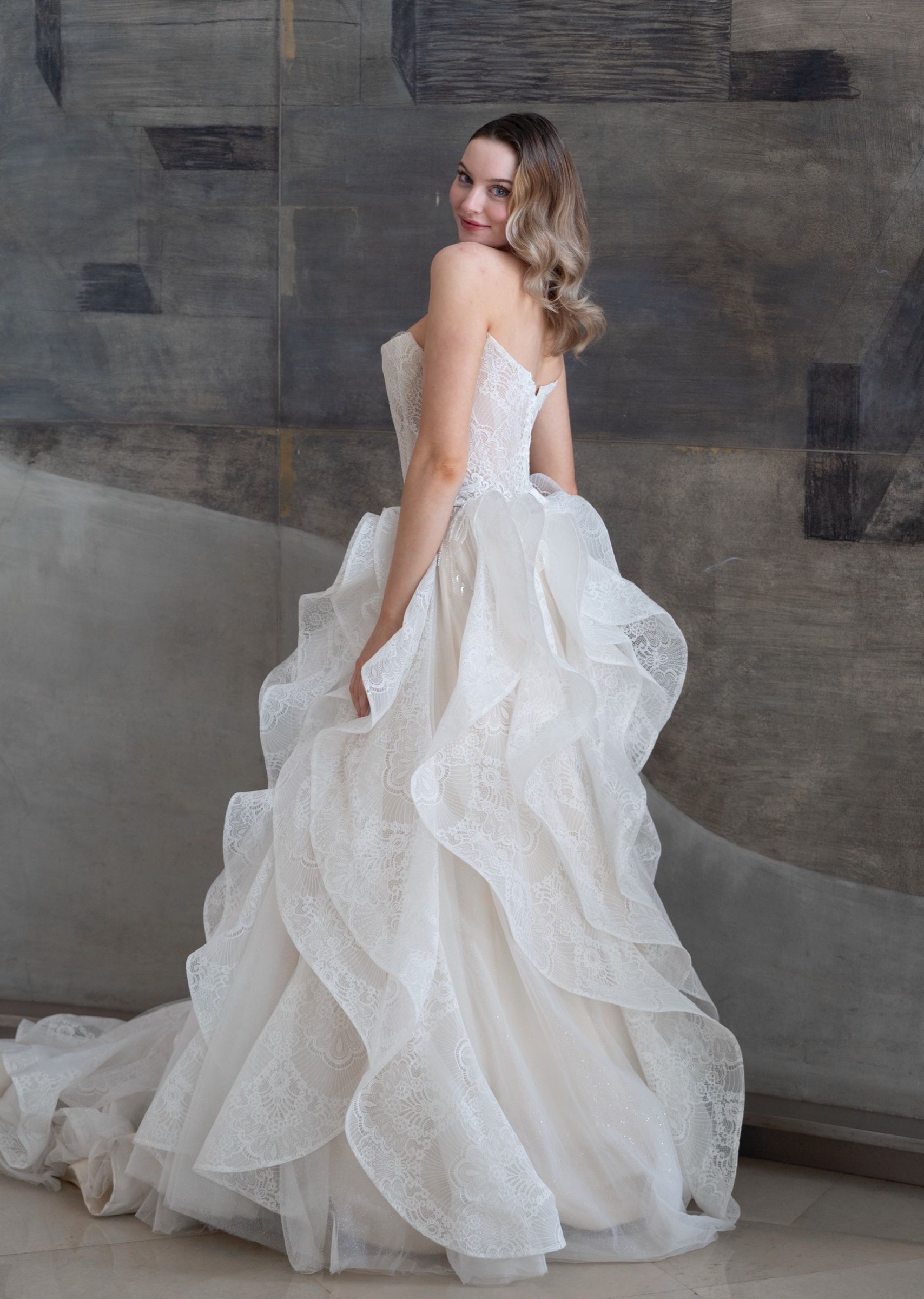 Vestido de novia sin tirantes con corsé y falda de volantes de organza en capas — Oksana Dorenska
