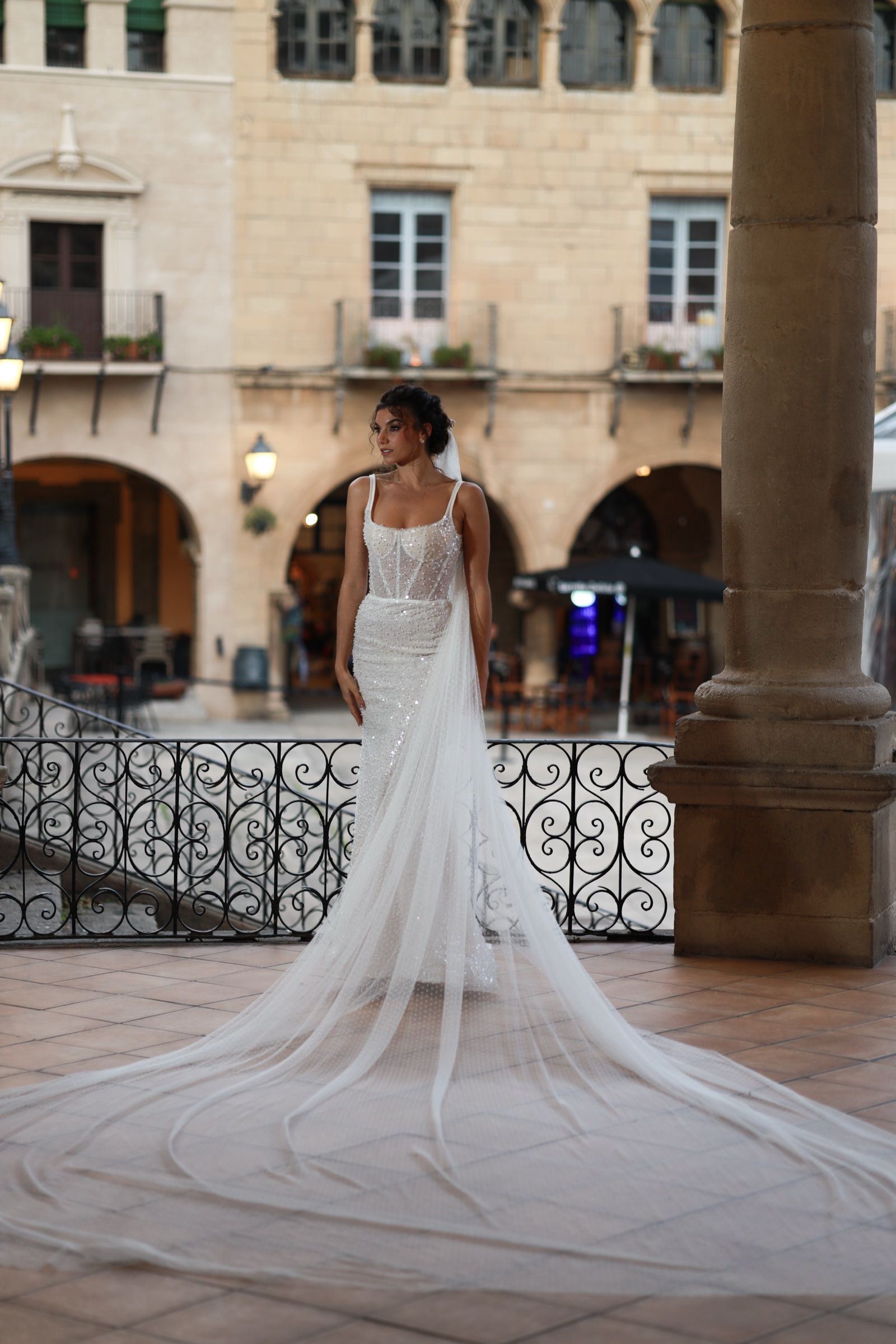 Vestido de novia recto con capa larga transparente — Oksana Dorenska