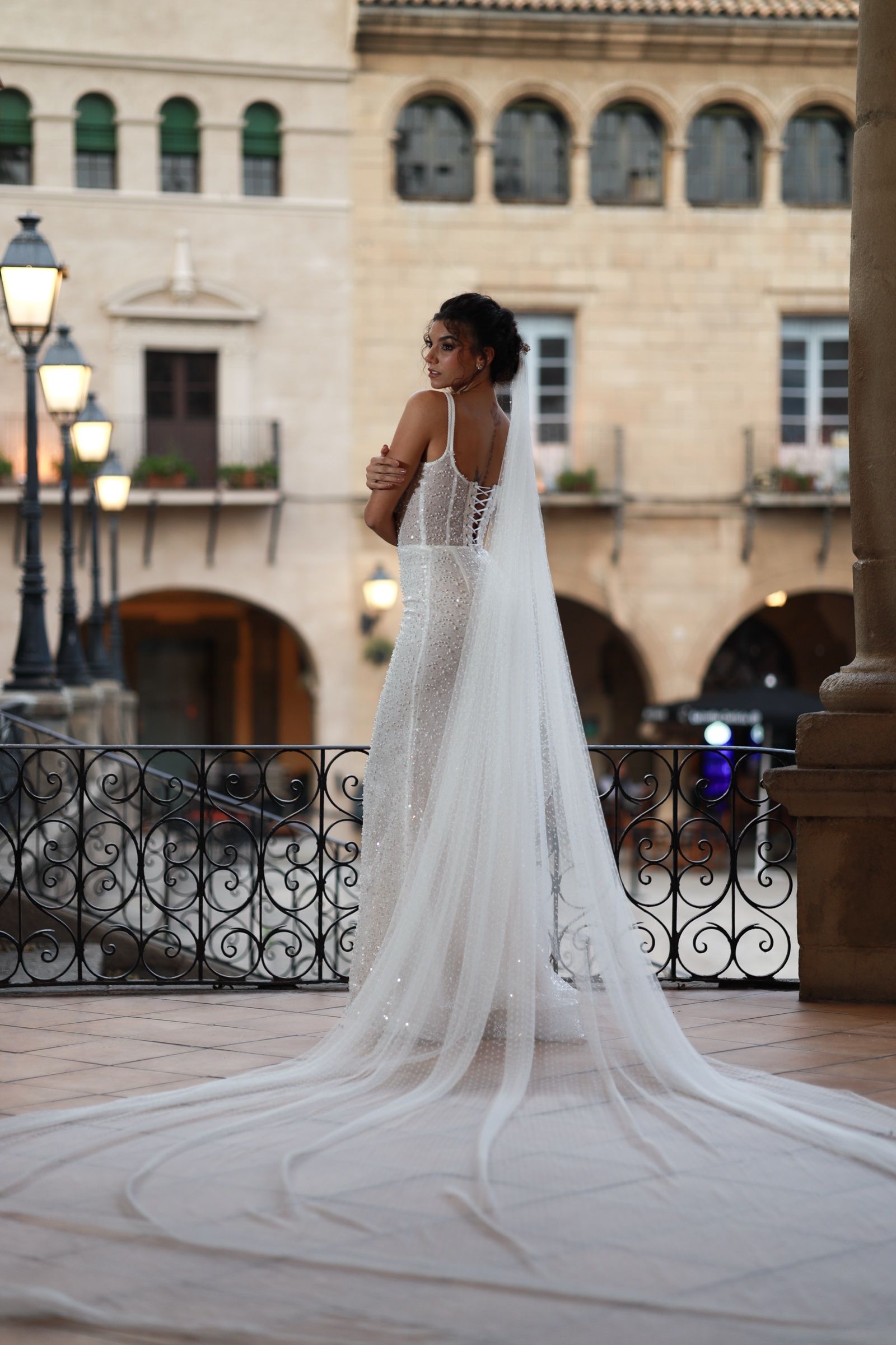 Vestido de novia recto con capa larga transparente — Oksana Dorenska
