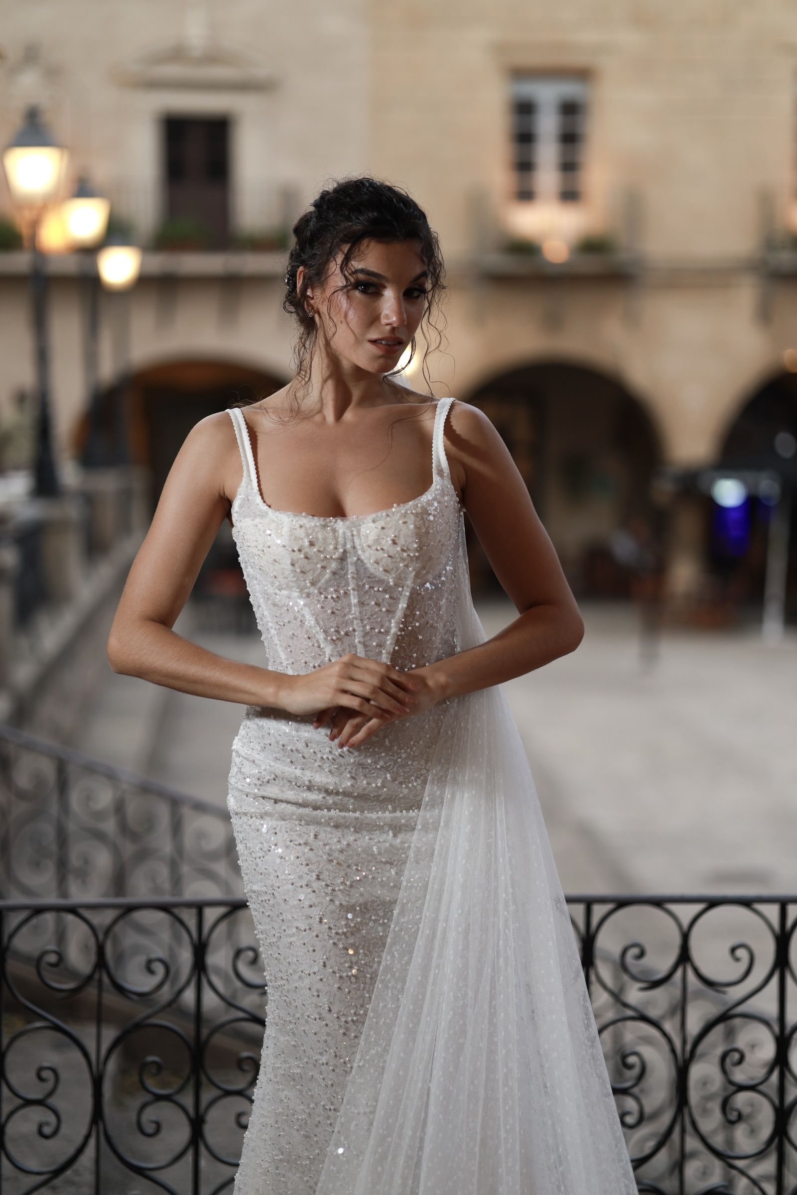 Vestido de novia recto con capa larga transparente — Oksana Dorenska
