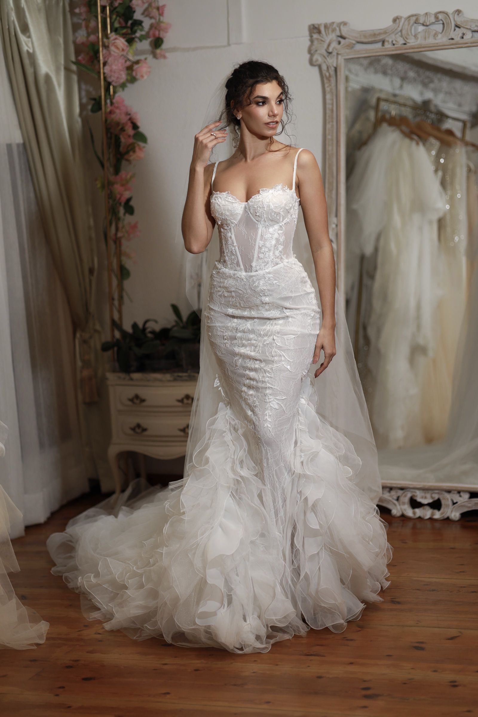 Vestido de novia sirena con escote recto y falda de plumas — Oksana Dorenska
