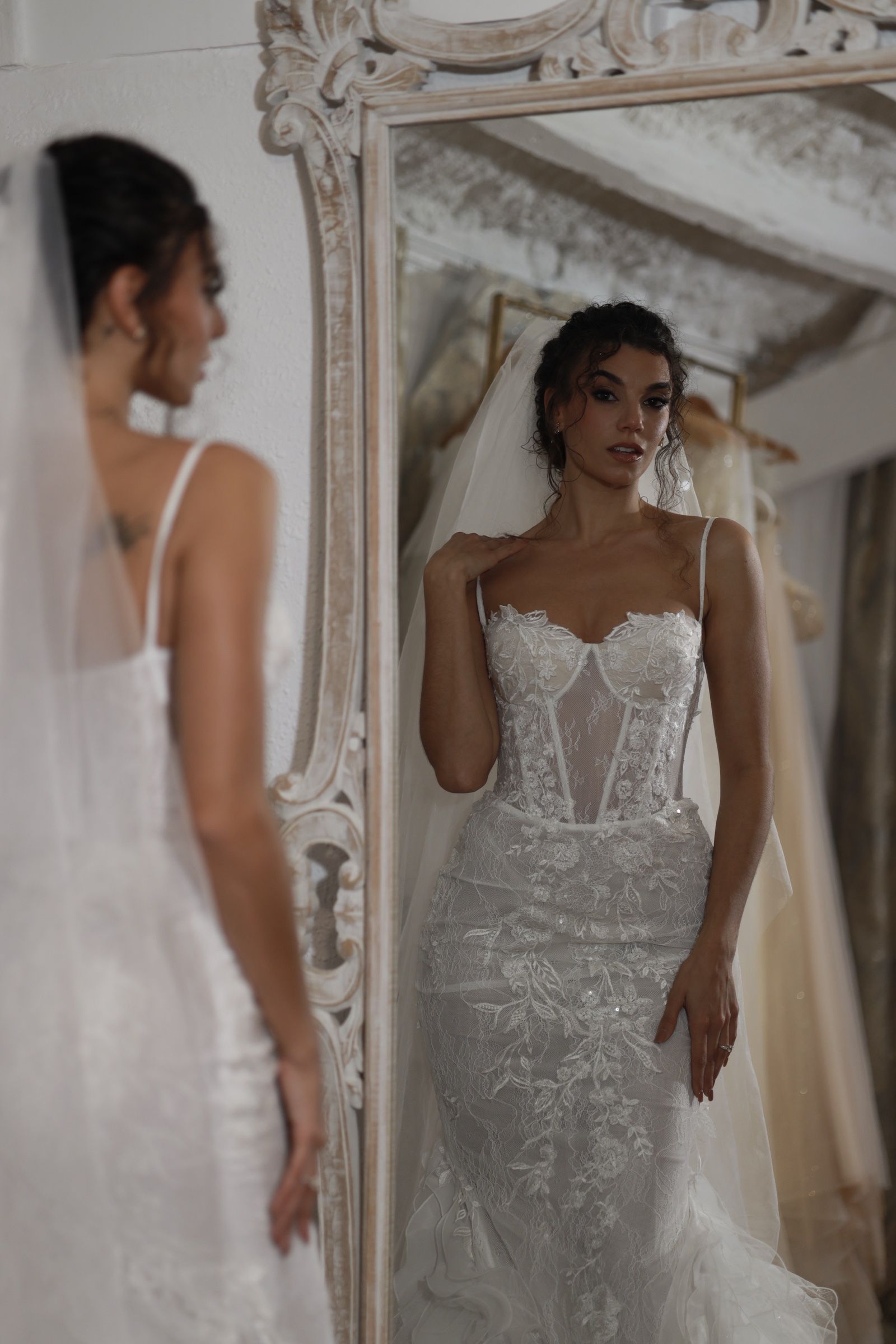 Vestido de novia sirena con escote recto y falda de plumas — Oksana Dorenska