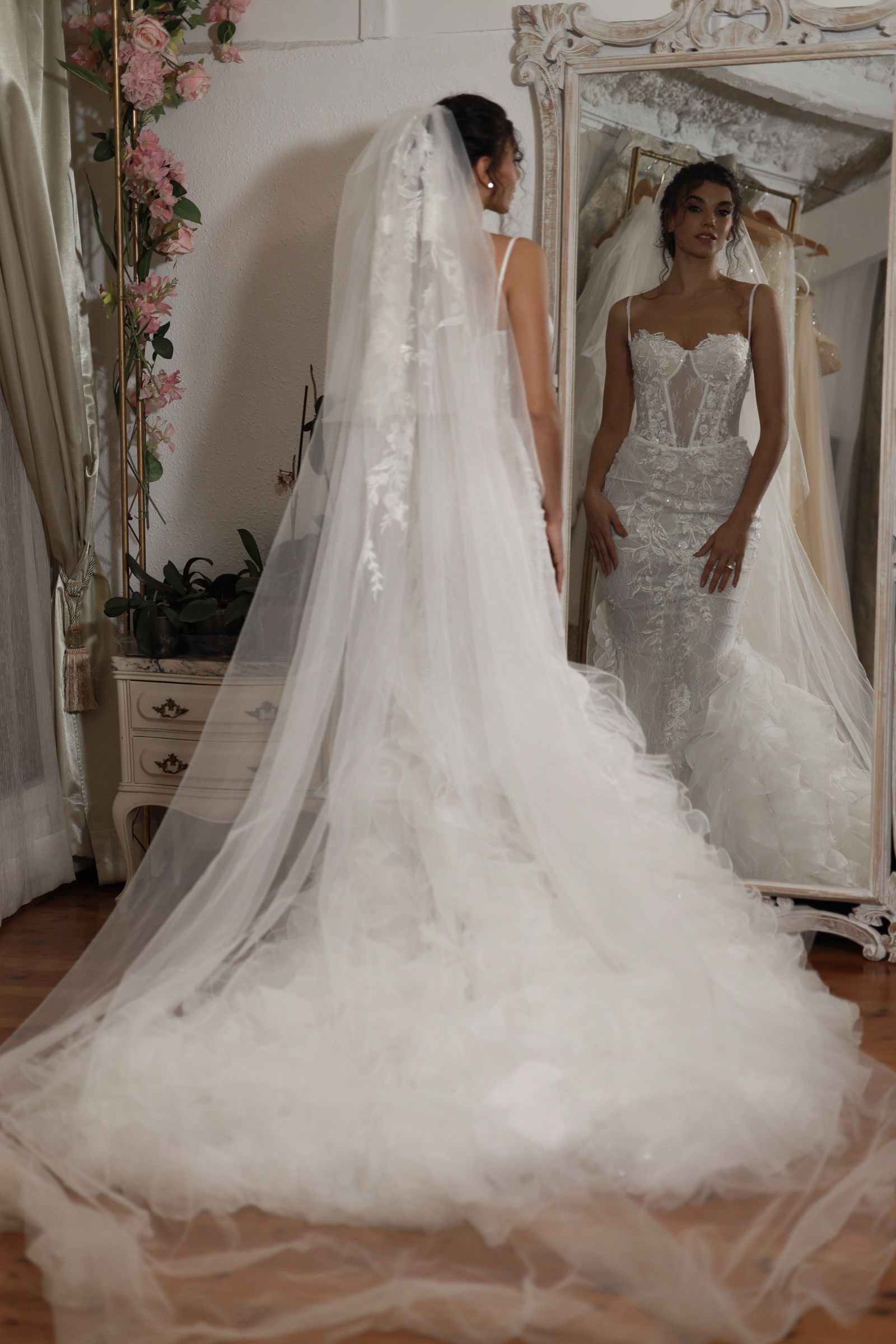 Vestido de novia sirena con escote recto y falda de plumas — Oksana Dorenska