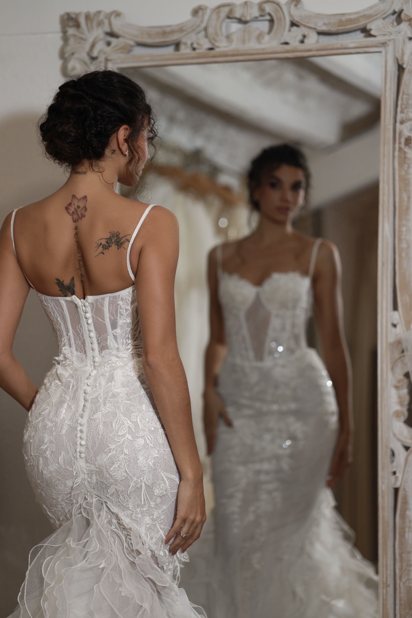 Vestido de novia sirena con escote recto y falda de plumas — Oksana Dorenska