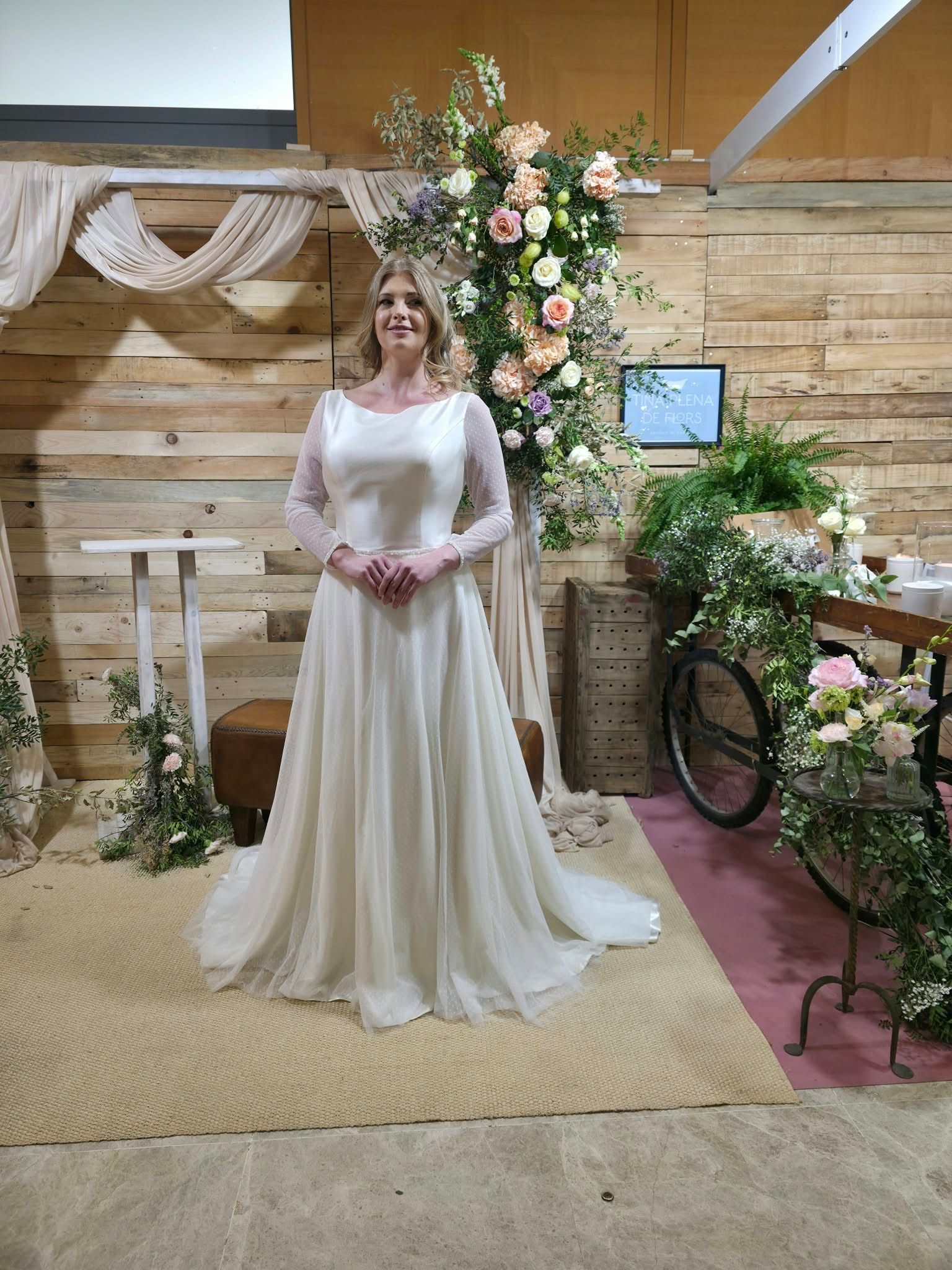 Vestido de novia línea A de satén con manga larga transparente, cuello ilusión y espalda abotonada — Oksana Dorenska