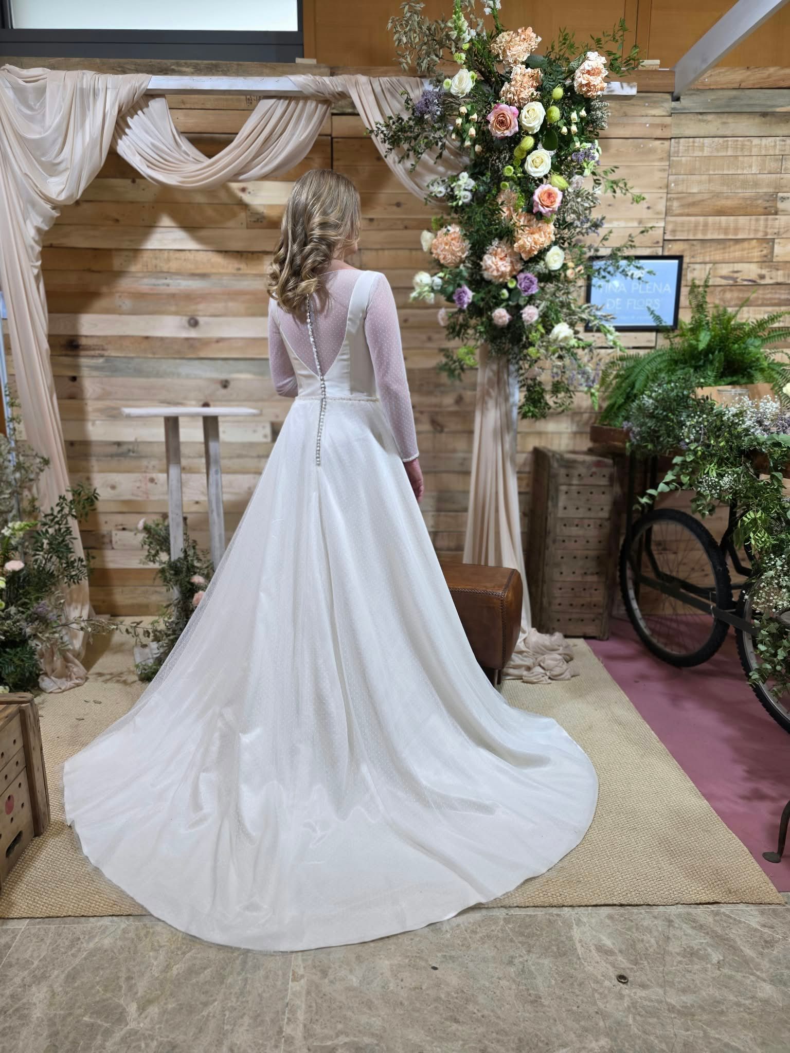 Vestido de novia línea A de satén con manga larga transparente, cuello ilusión y espalda abotonada — Oksana Dorenska