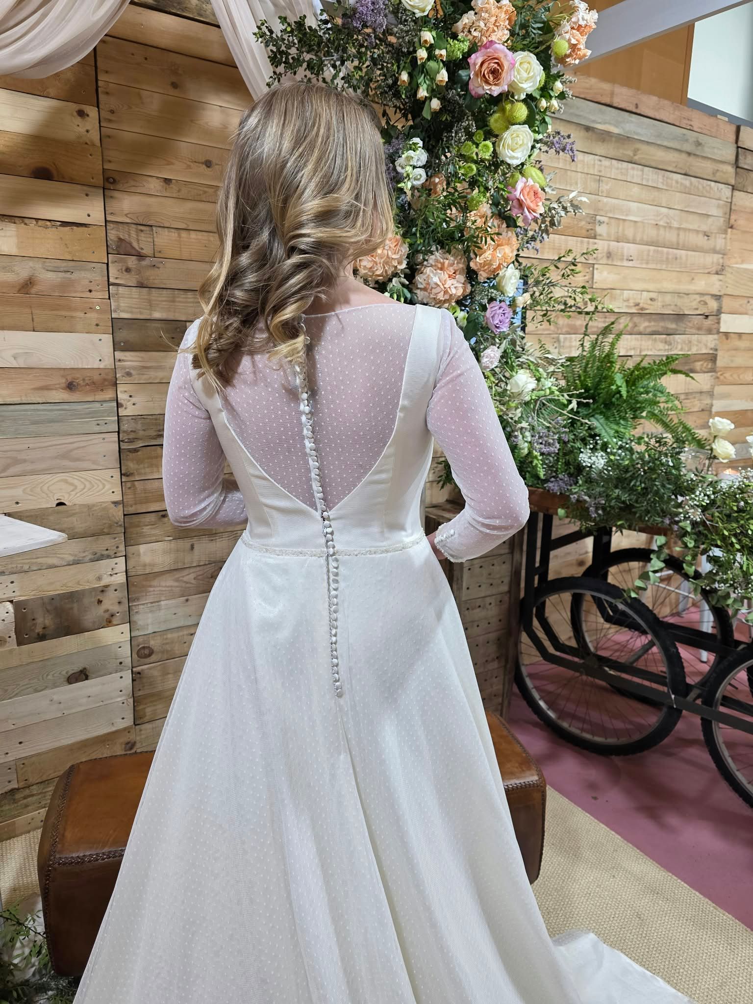 Vestido de novia línea A de satén con manga larga transparente, cuello ilusión y espalda abotonada — Oksana Dorenska