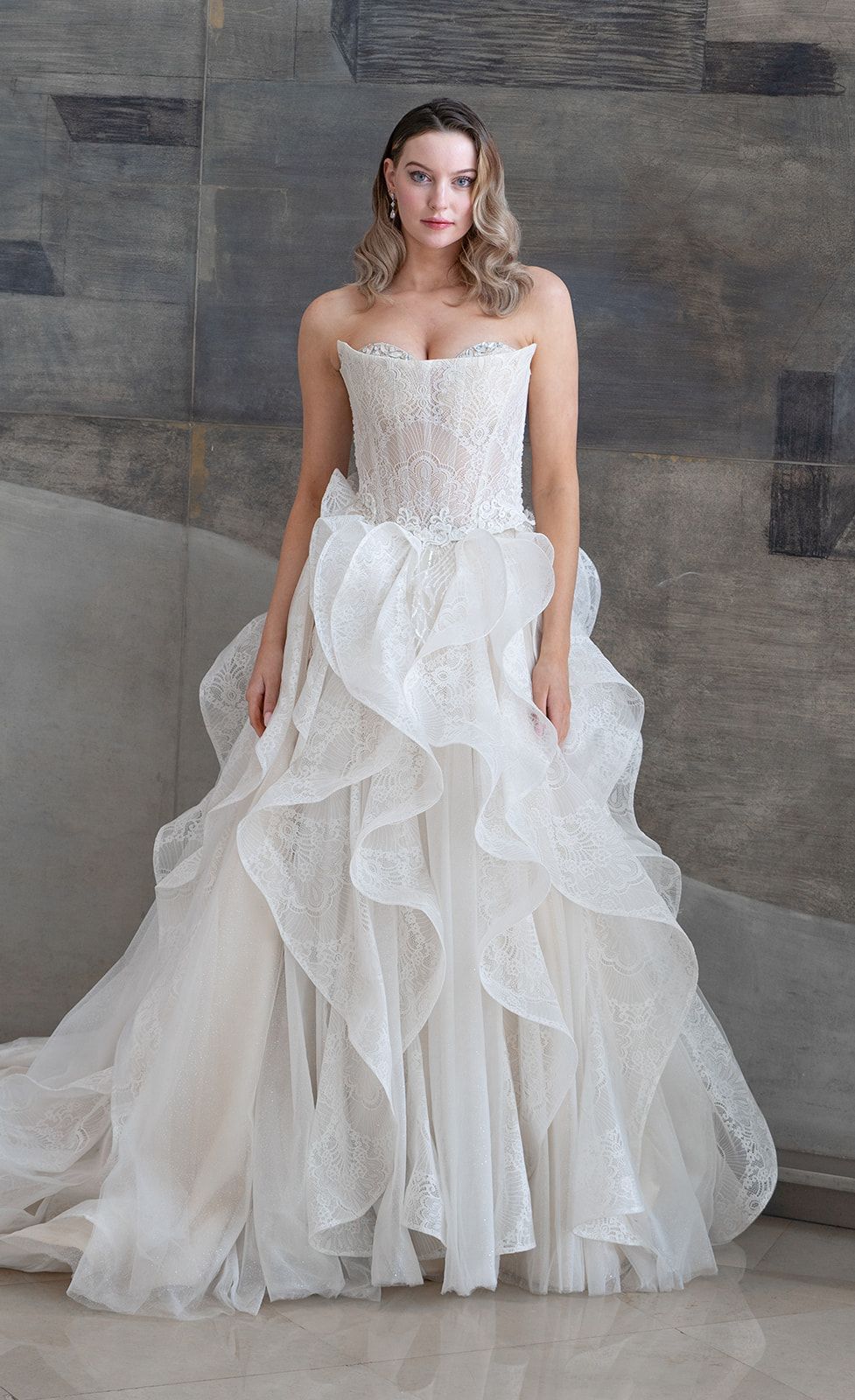 Vestido de novia sin tirantes con corsé y falda de volantes de organza en capas — Oksana Dorenska