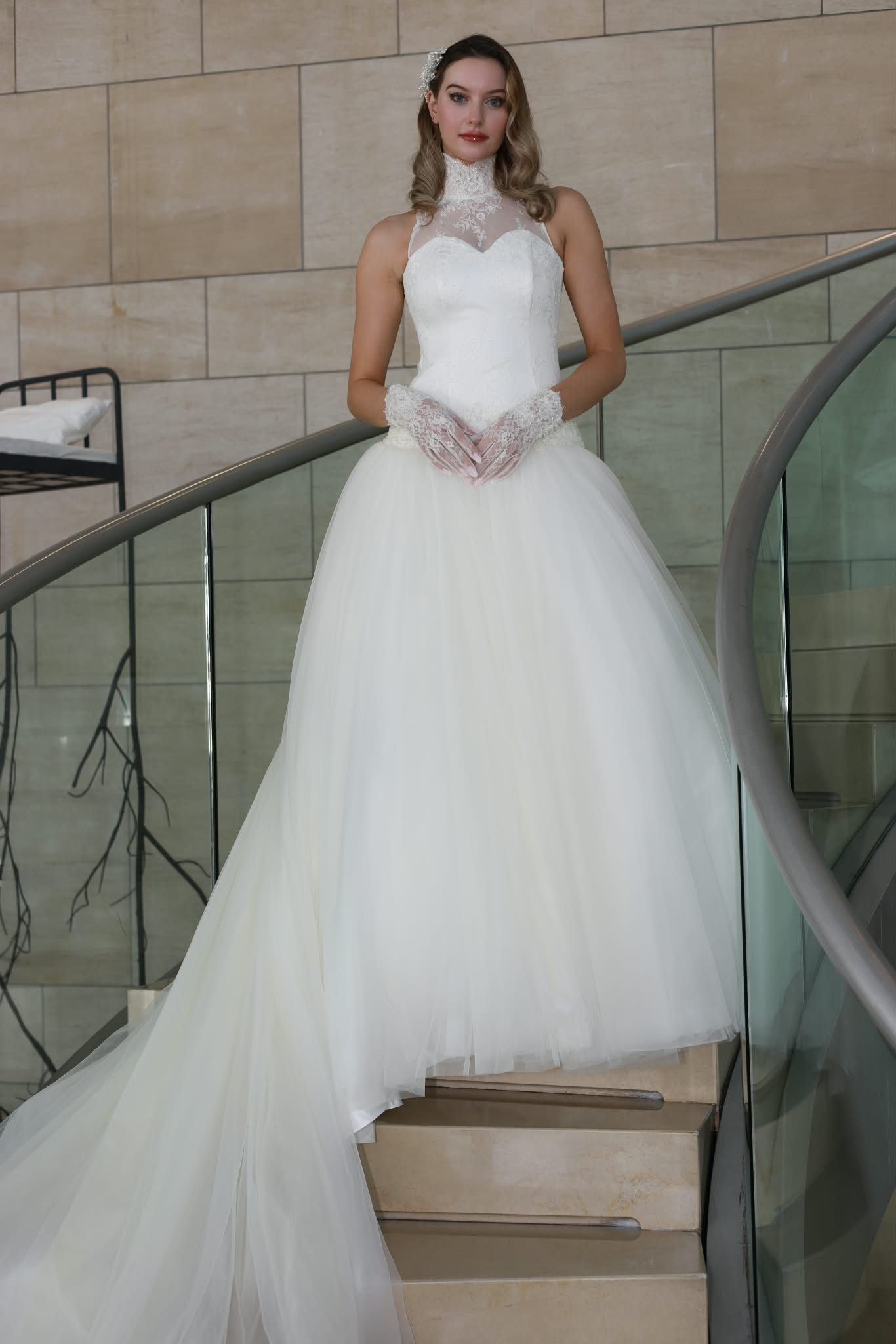 Vestido de novia de cuello alto de encaje con falda de tul y cola larga — Oksana Dorenska