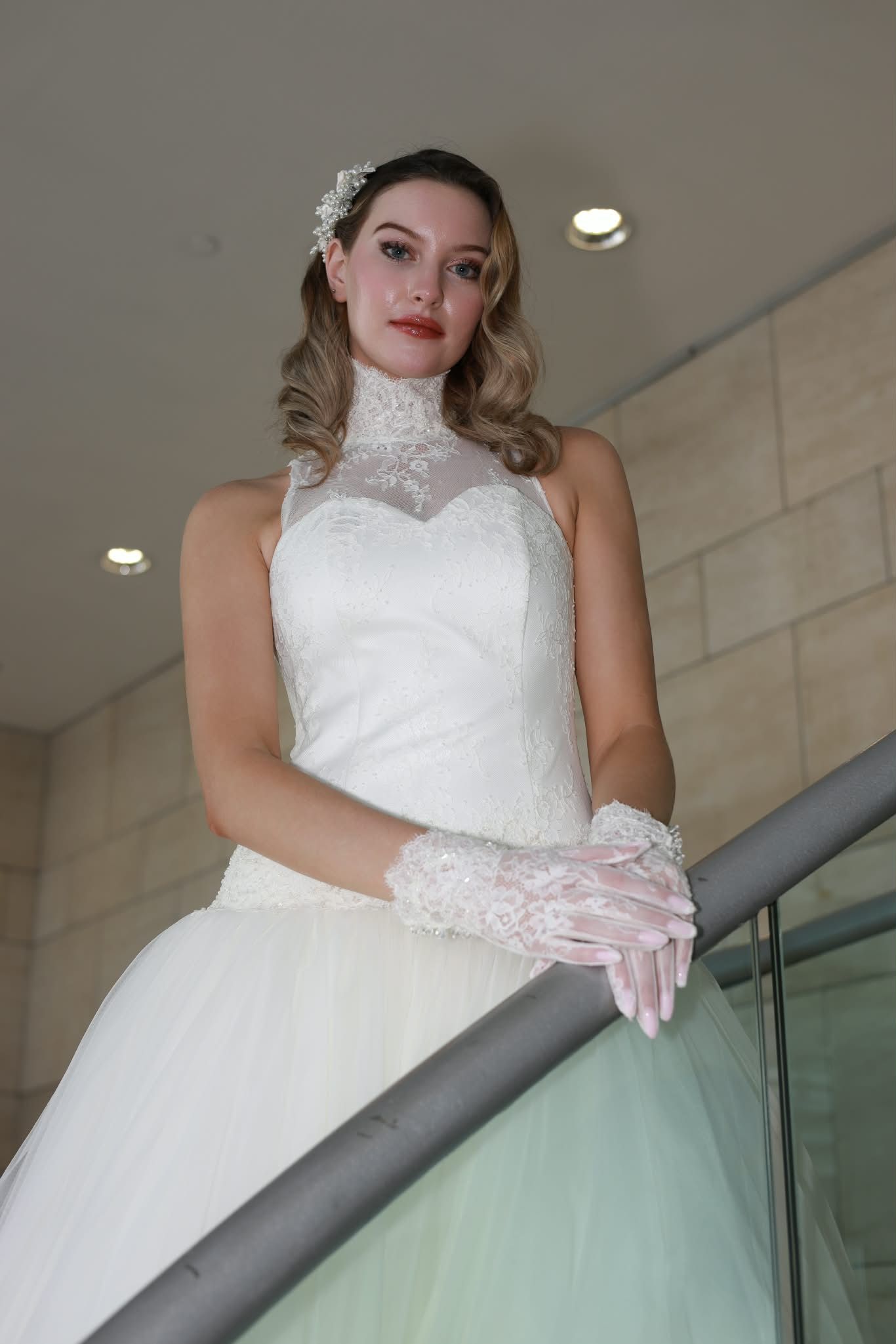 Vestido de novia de cuello alto de encaje con falda de tul y cola larga — Oksana Dorenska