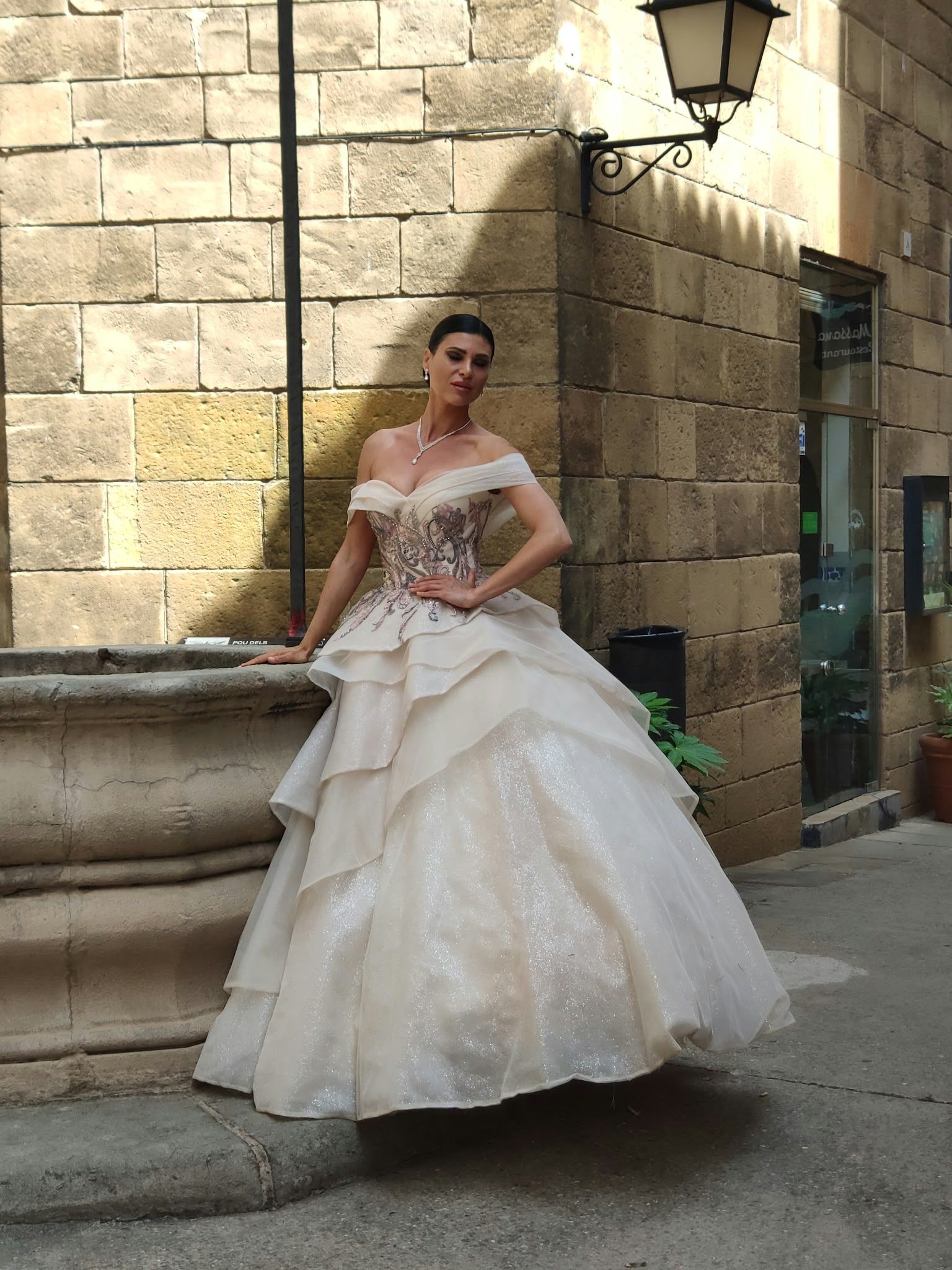 Vestido de novia con hombros descubiertos, corsé de encaje y falda de volantes en tono champán — Oksana Dorenska