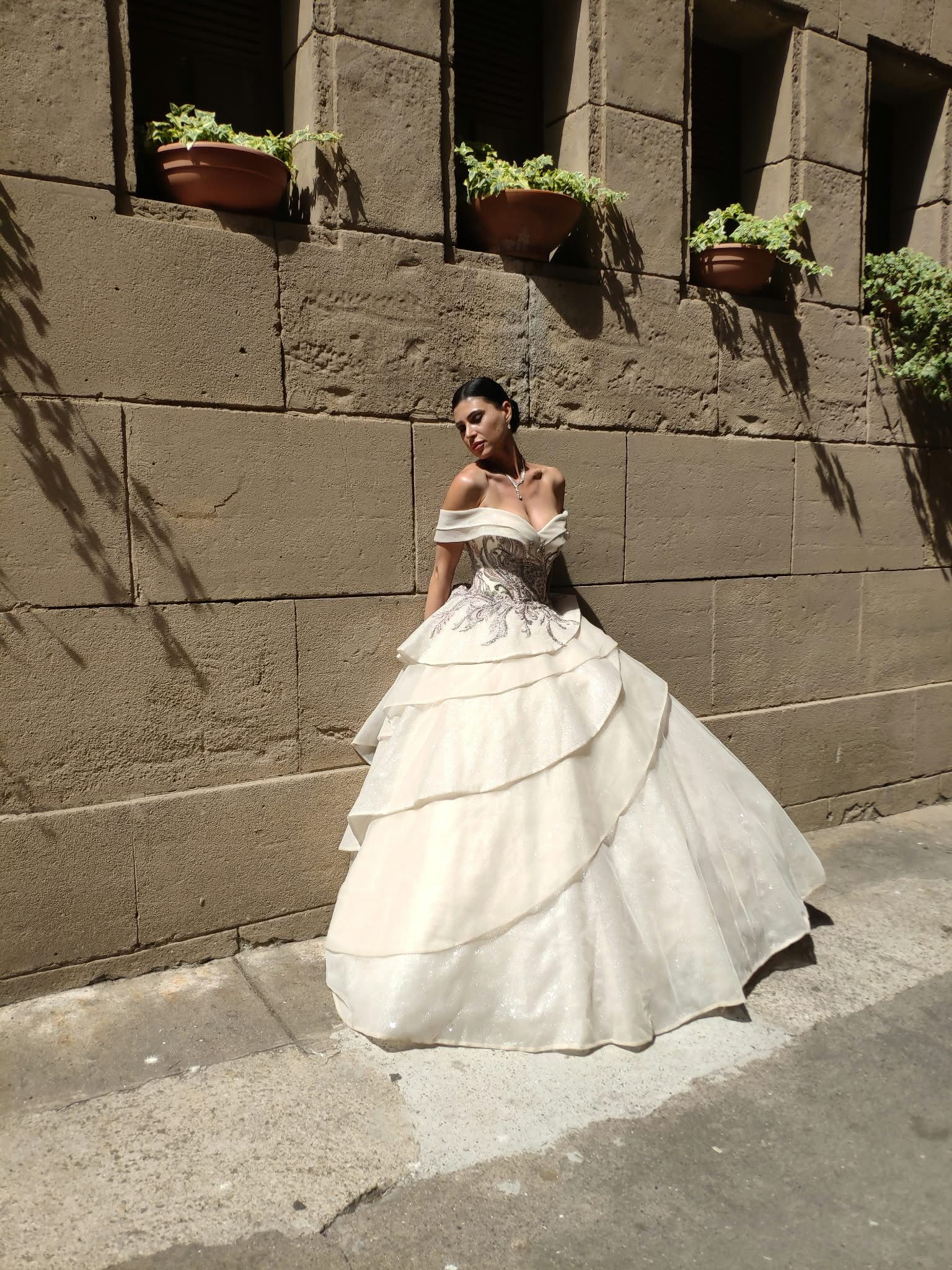 Vestido de novia con hombros descubiertos, corsé de encaje y falda de volantes en tono champán — Oksana Dorenska