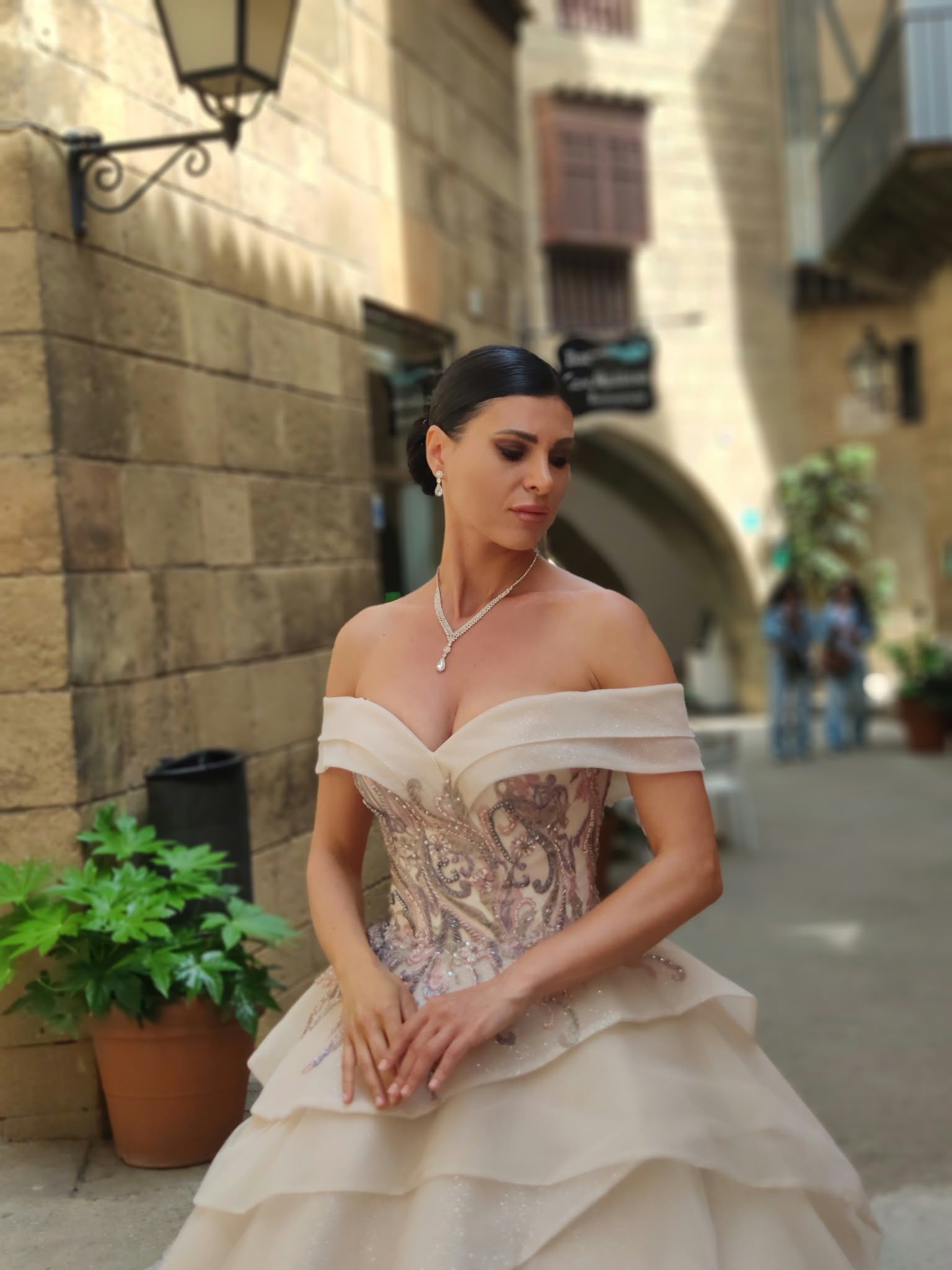 Vestido de novia con hombros descubiertos, corsé de encaje y falda de volantes en tono champán — Oksana Dorenska