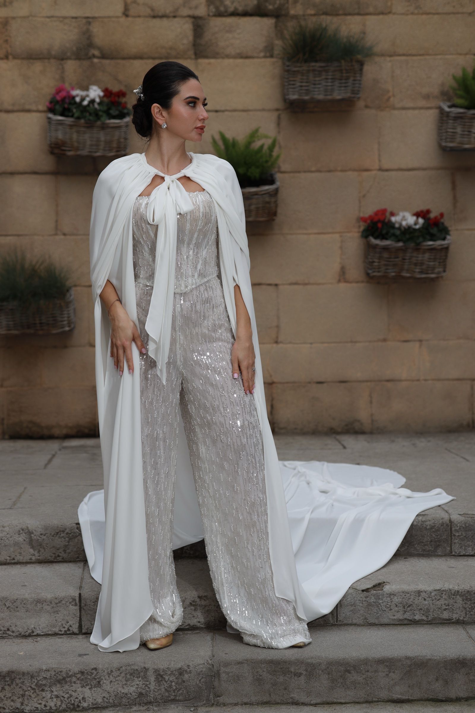 Vestido de novia recto de pedrería con capa larga — Oksana Dorenska