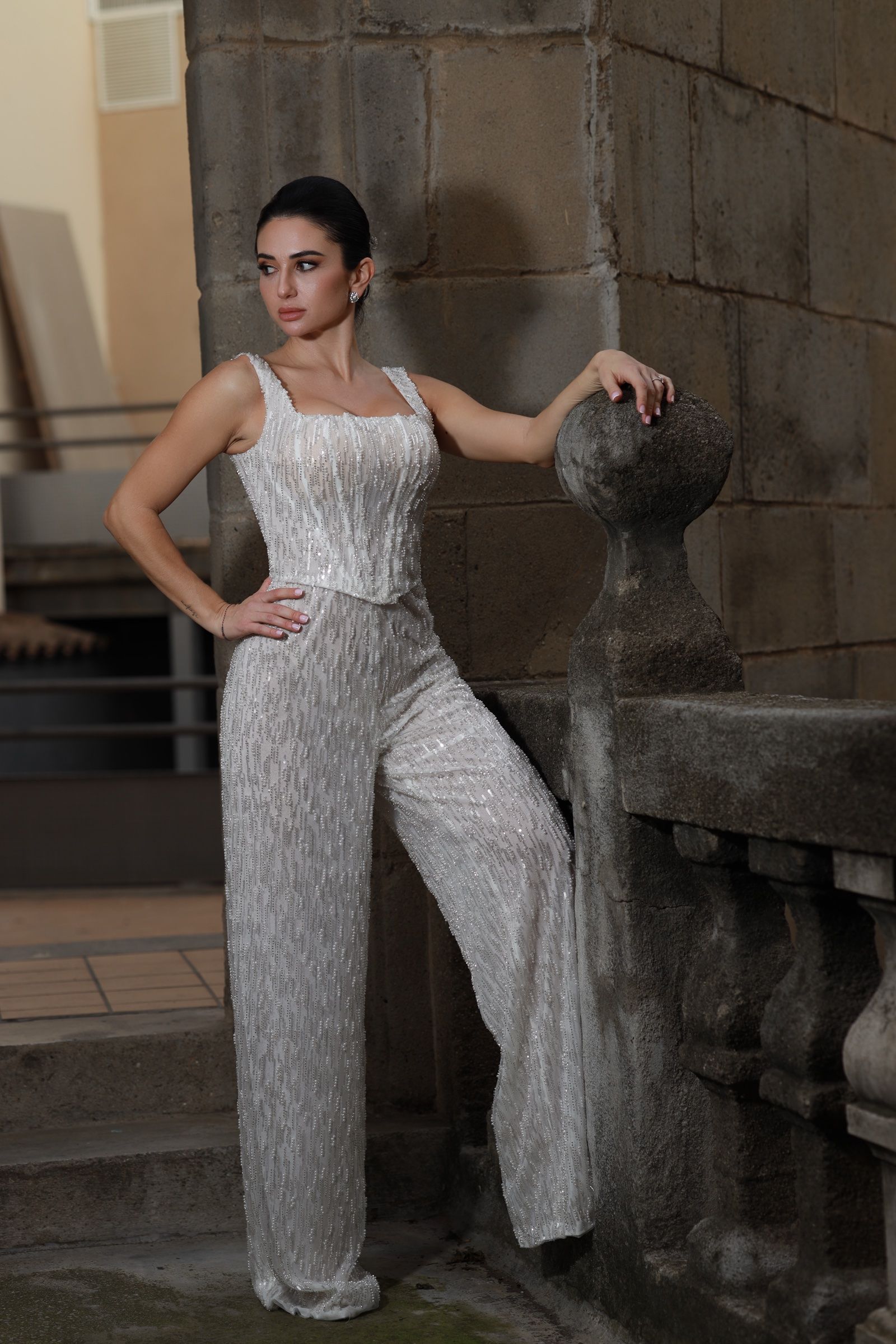 Vestido de novia recto de pedrería con capa larga — Oksana Dorenska