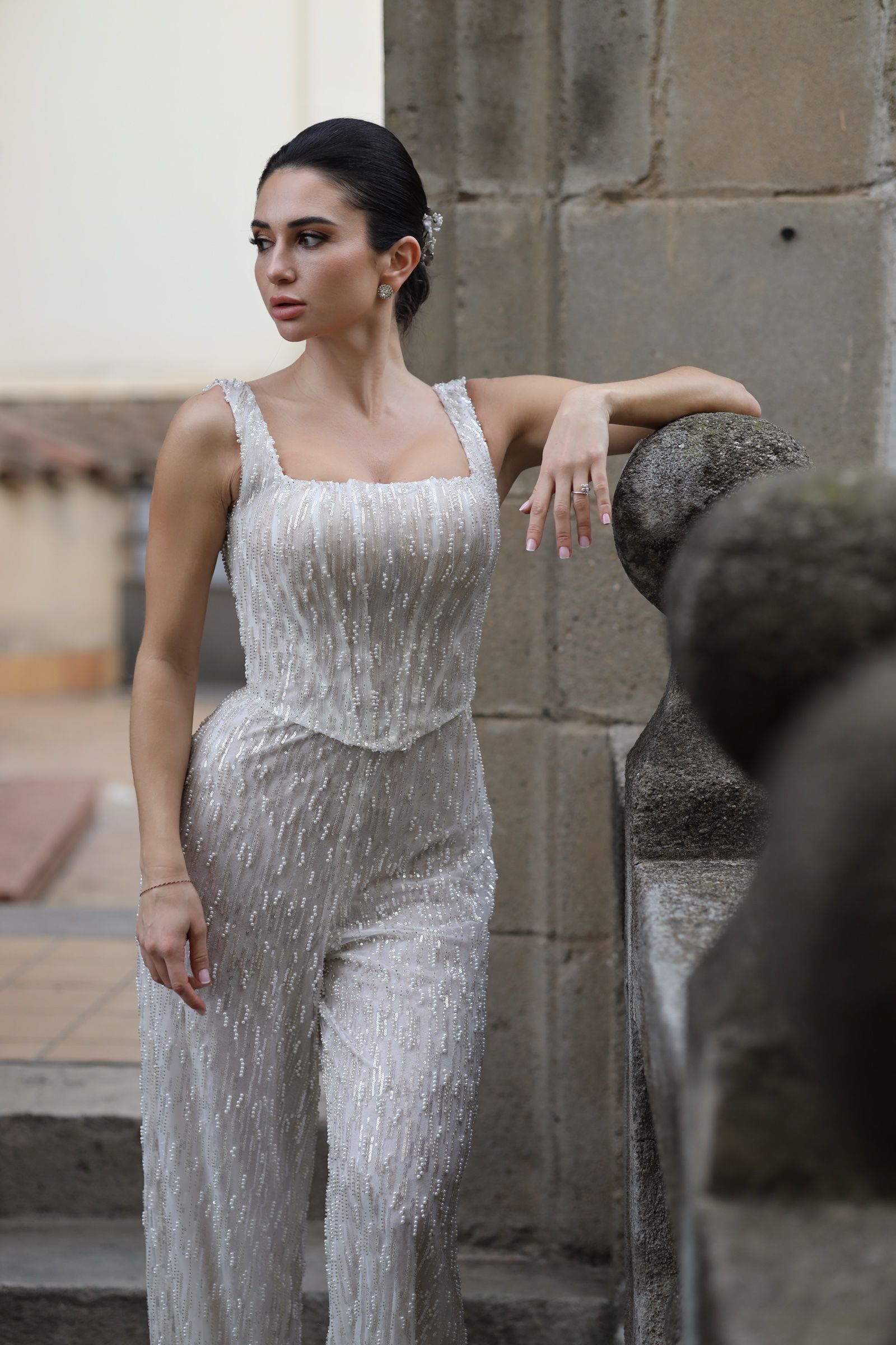 Vestido de novia recto de pedrería con capa larga — Oksana Dorenska