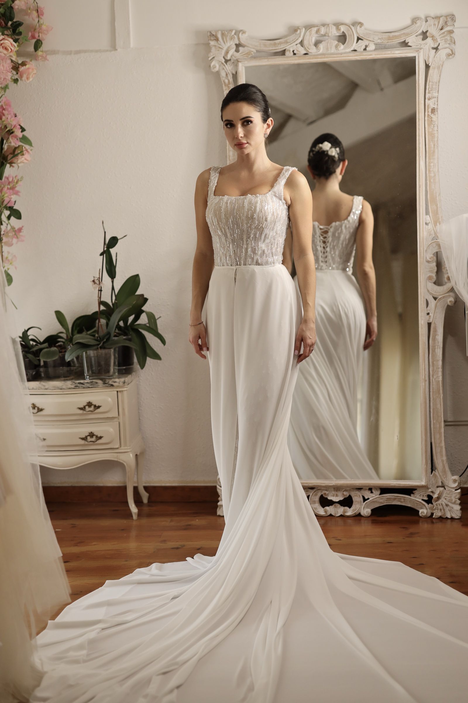 Vestido de novia sirena de crepé con tirantes y cola larga — Oksana Dorenska