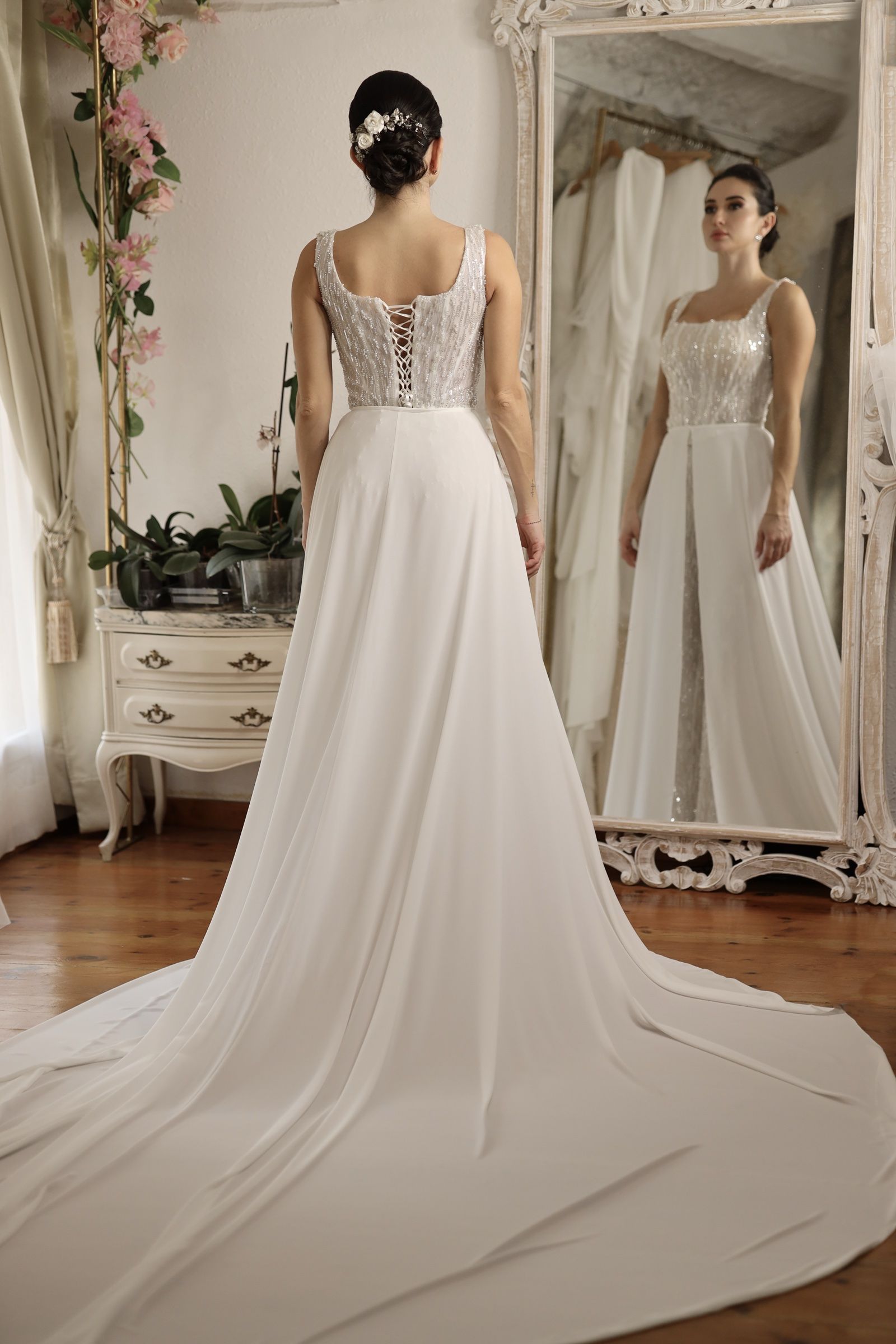 Vestido de novia sirena de crepé con tirantes y cola larga — Oksana Dorenska
