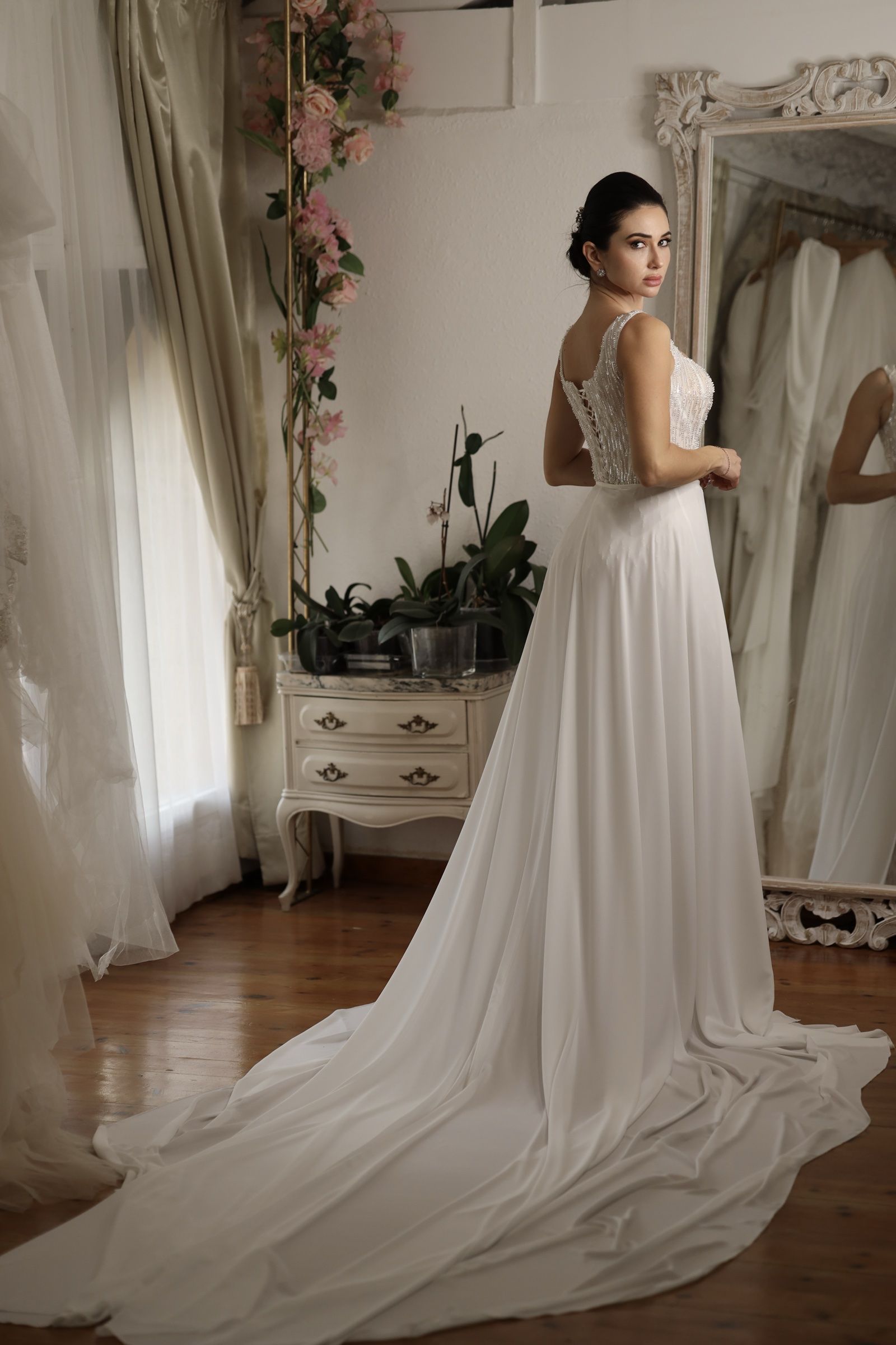 Vestido de novia sirena de crepé con tirantes y cola larga — Oksana Dorenska