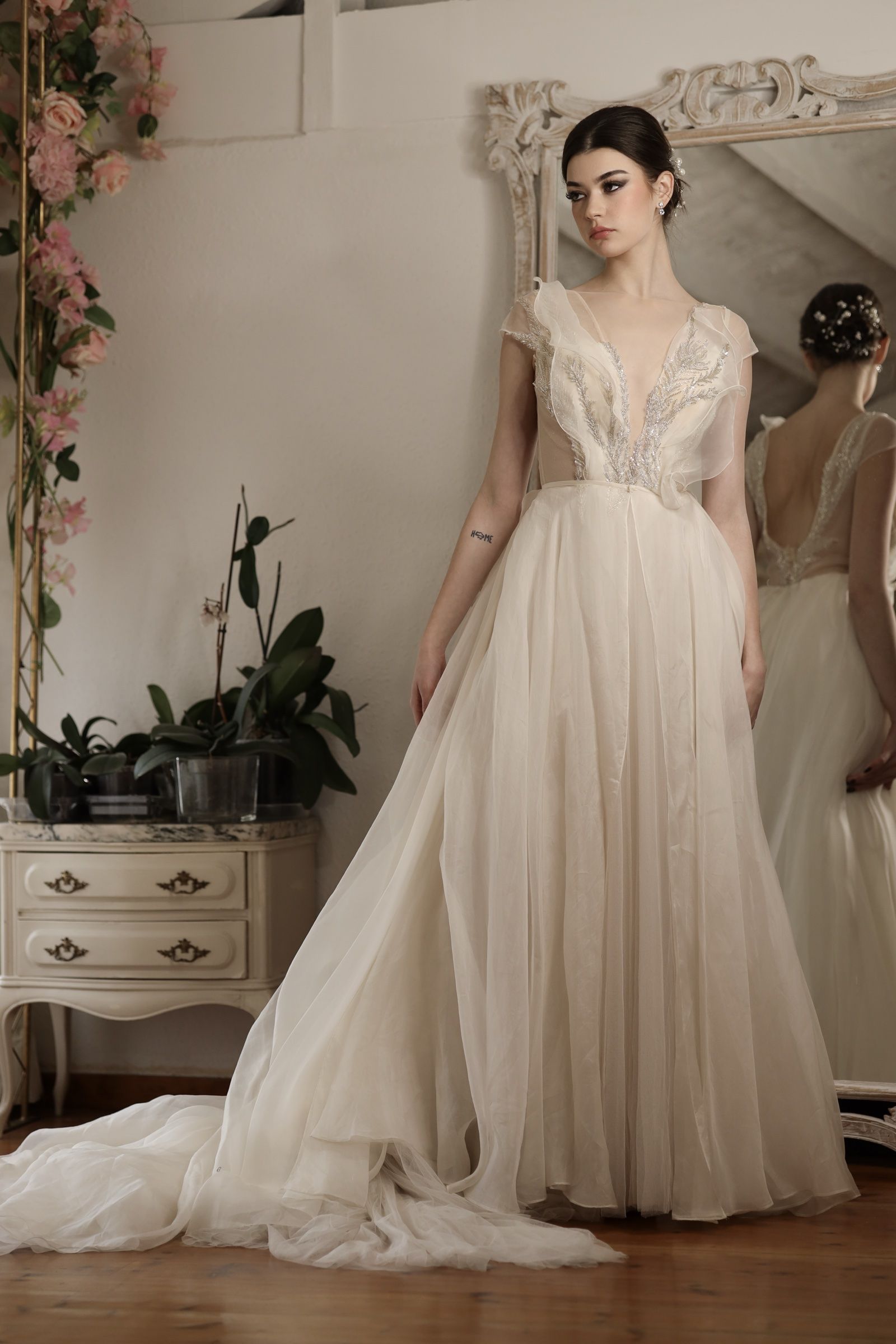 Vestido de novia vaporoso de corte imperio con manga corta de encaje — Oksana Dorenska