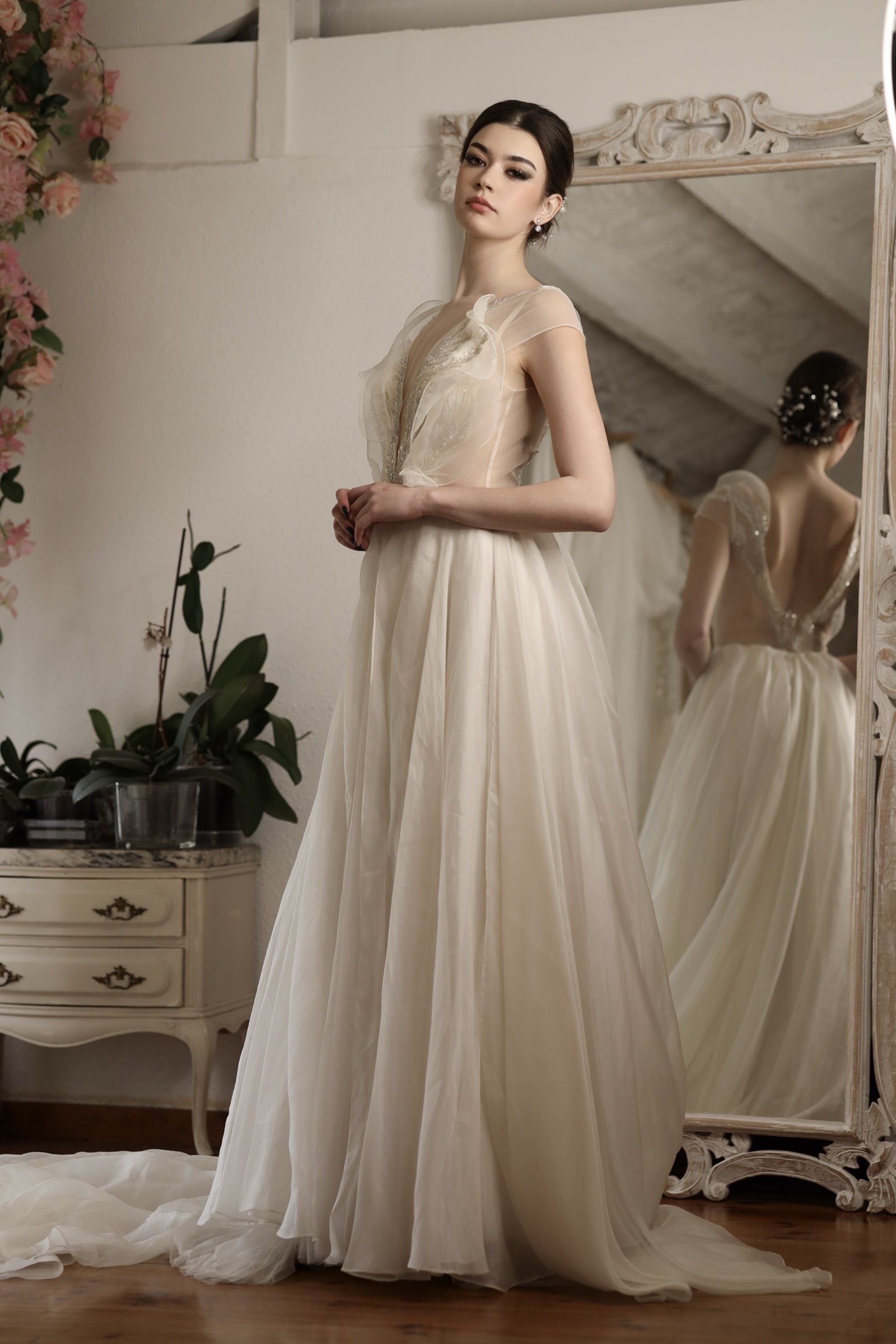Vestido de novia vaporoso de corte imperio con manga corta de encaje — Oksana Dorenska