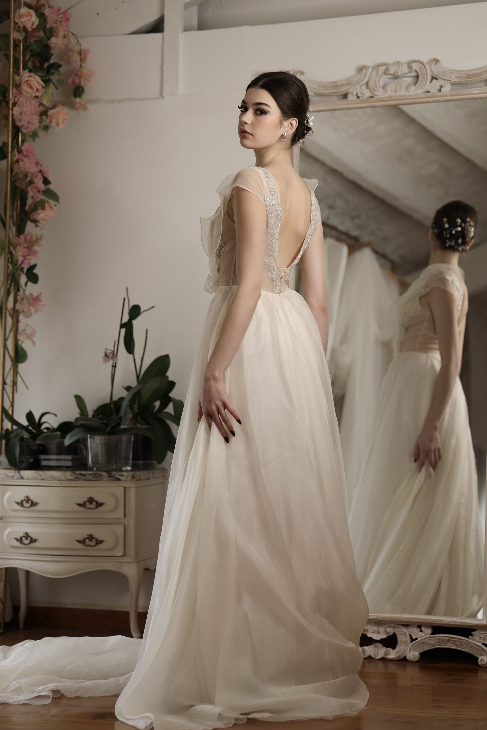 Vestido de novia vaporoso de corte imperio con manga corta de encaje — Oksana Dorenska