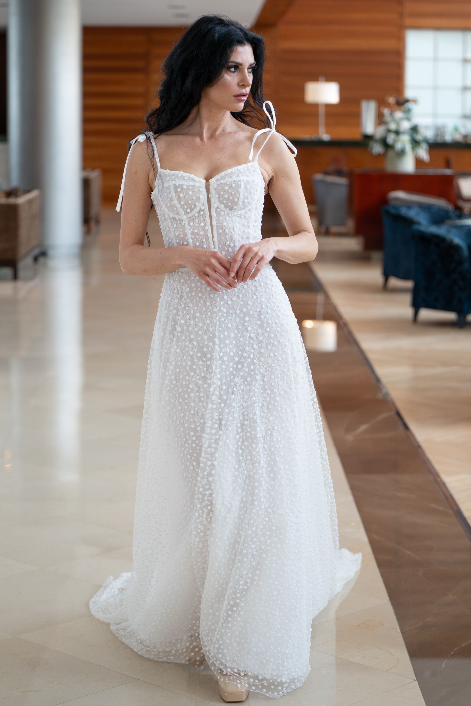 Vestido de novia recto con tirantes finos y corsé de pedrería — Oksana Dorenska