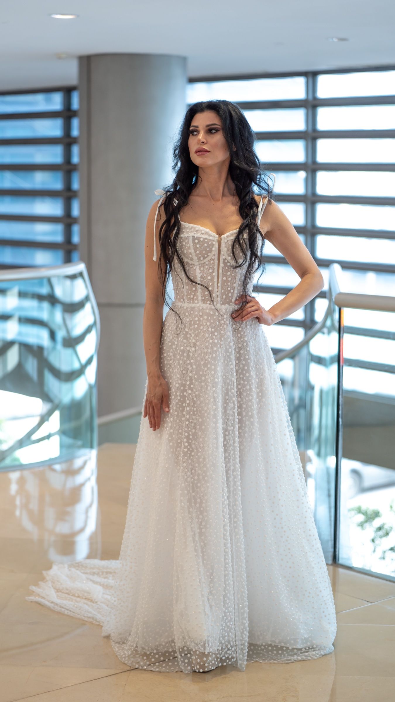 Vestido de novia recto con tirantes finos y corsé de pedrería — Oksana Dorenska