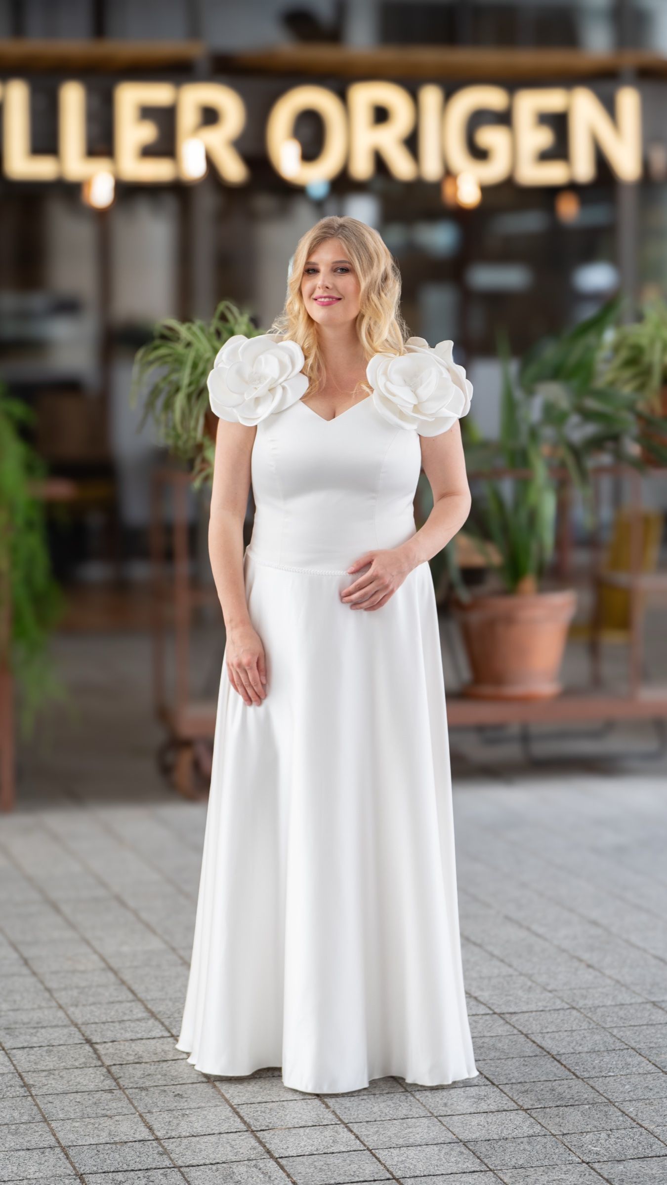 Vestido de novia recto de crepé con hombros de flores en relieve — Oksana Dorenska
