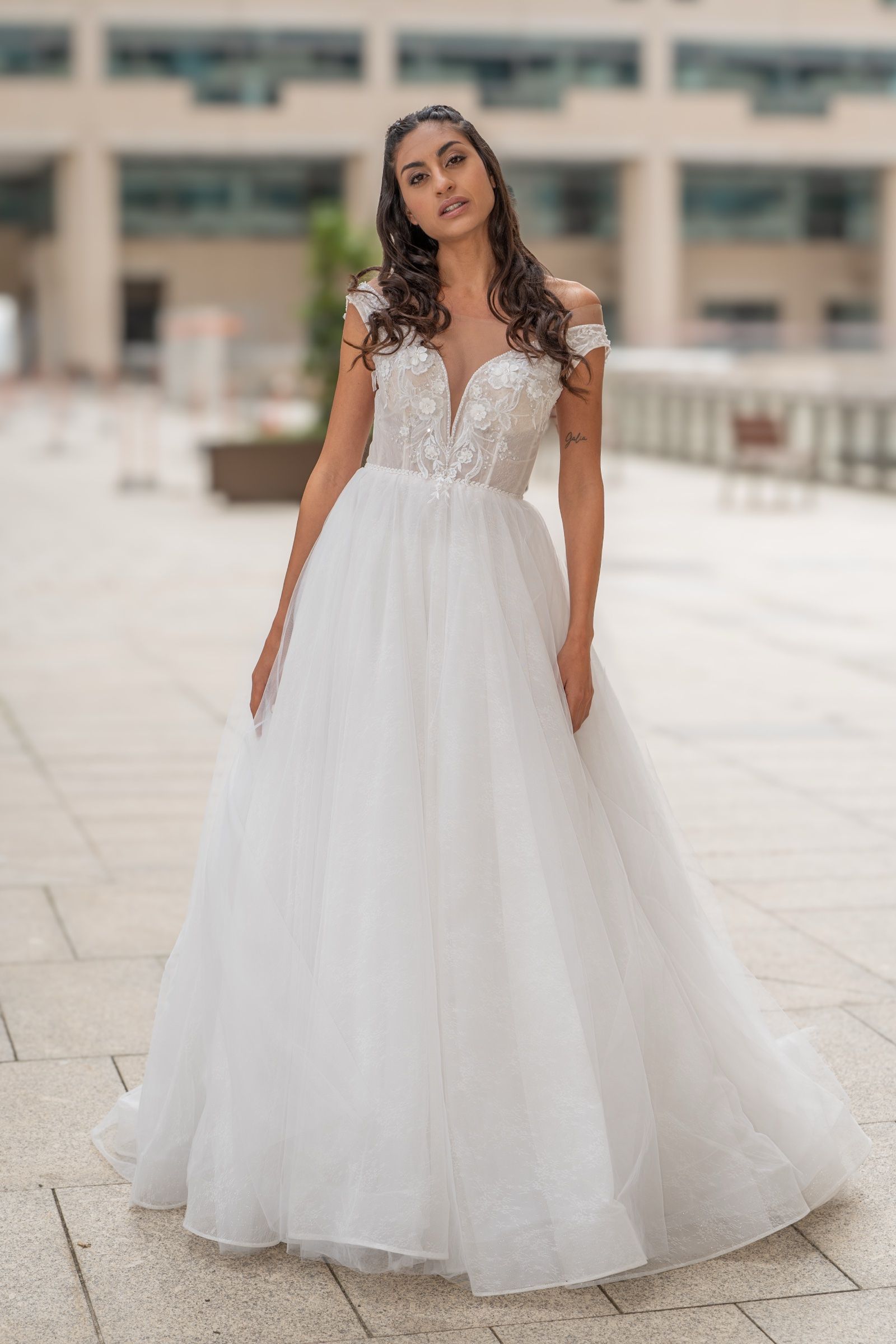 Vestido de novia línea A de gasa con tirantes y escote en V — Oksana Dorenska