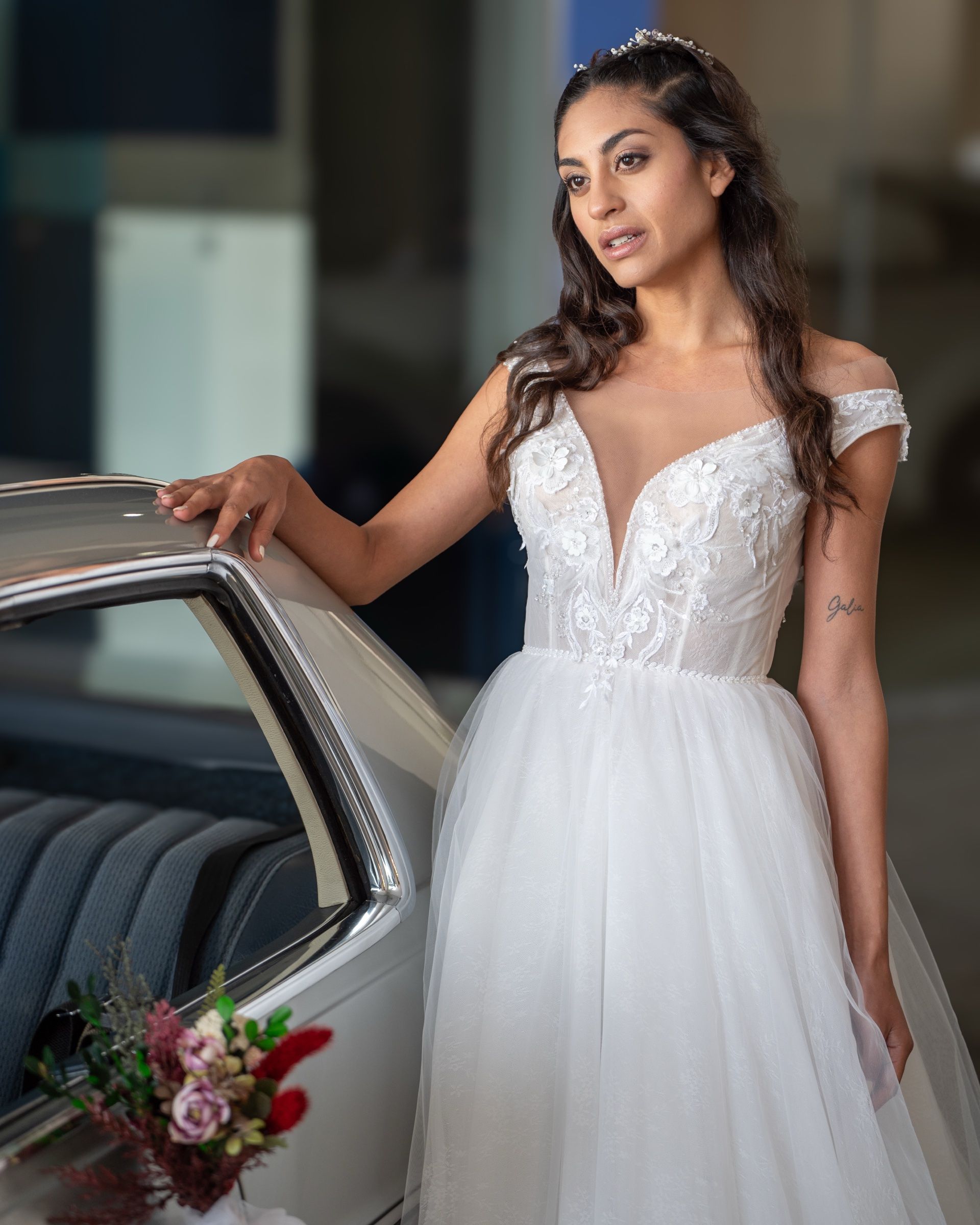 Vestido de novia línea A de gasa con tirantes y escote en V — Oksana Dorenska