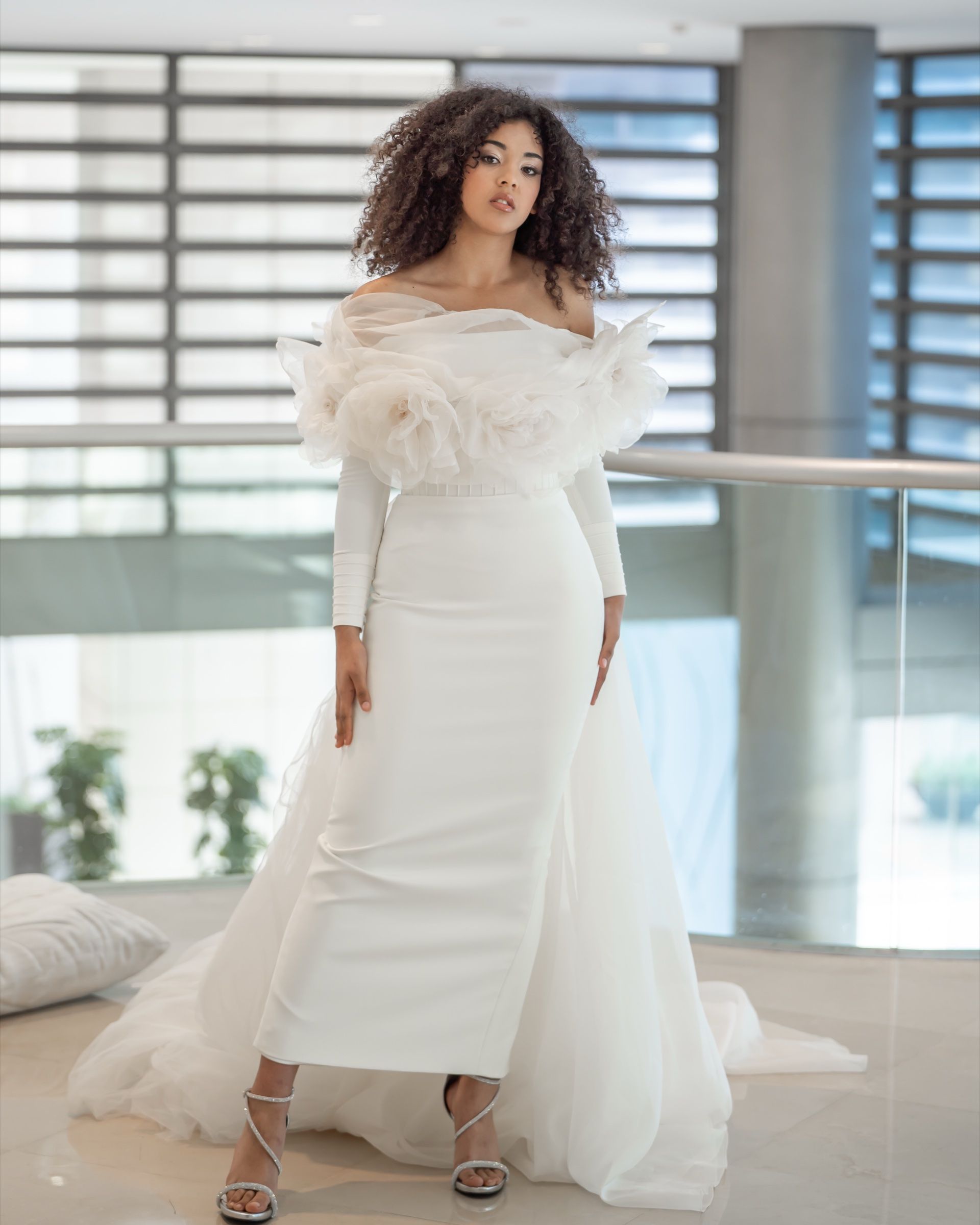 Vestido de novia recto de crepé con estola de plumas — Oksana Dorenska