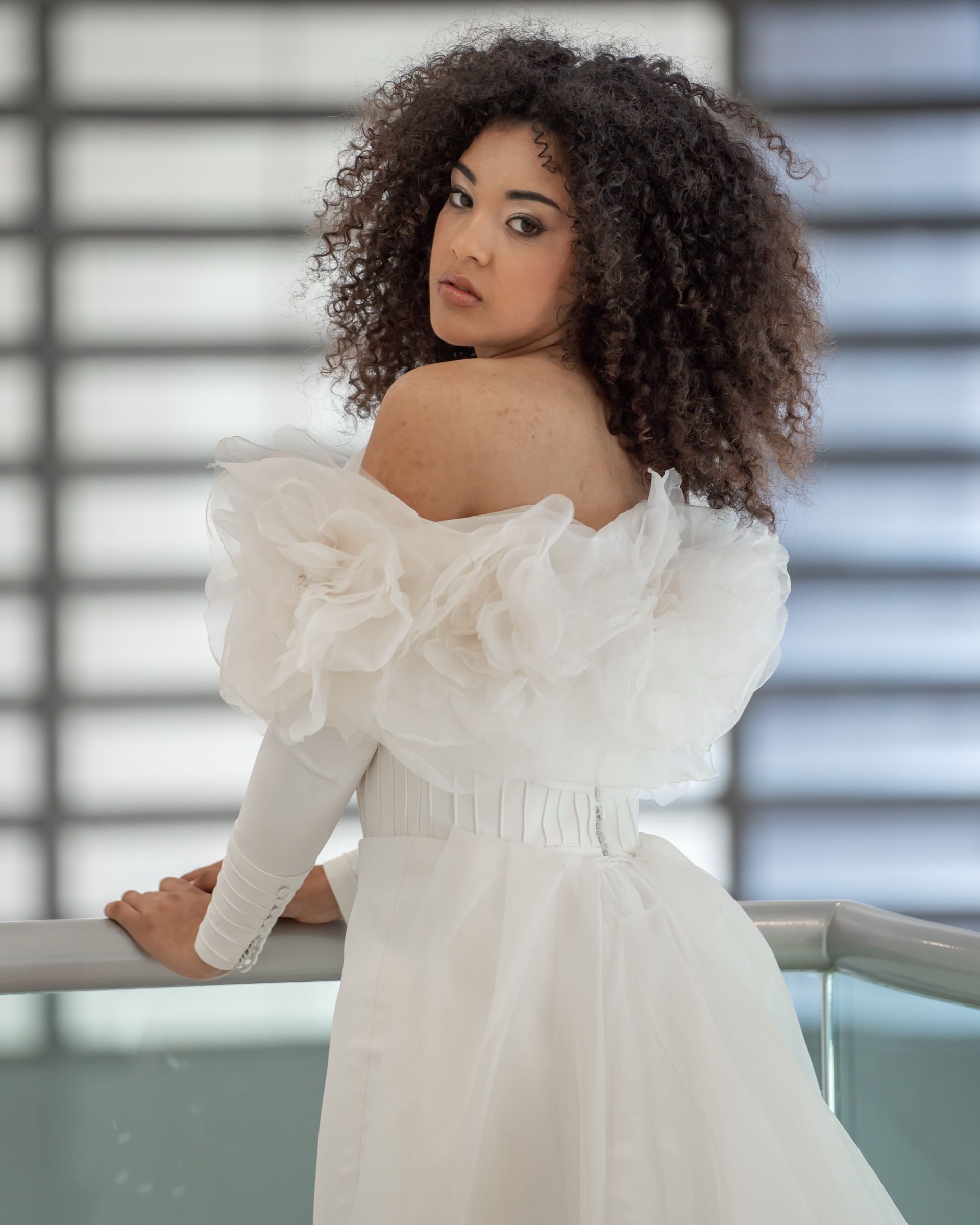 Vestido de novia recto de crepé con estola de plumas — Oksana Dorenska