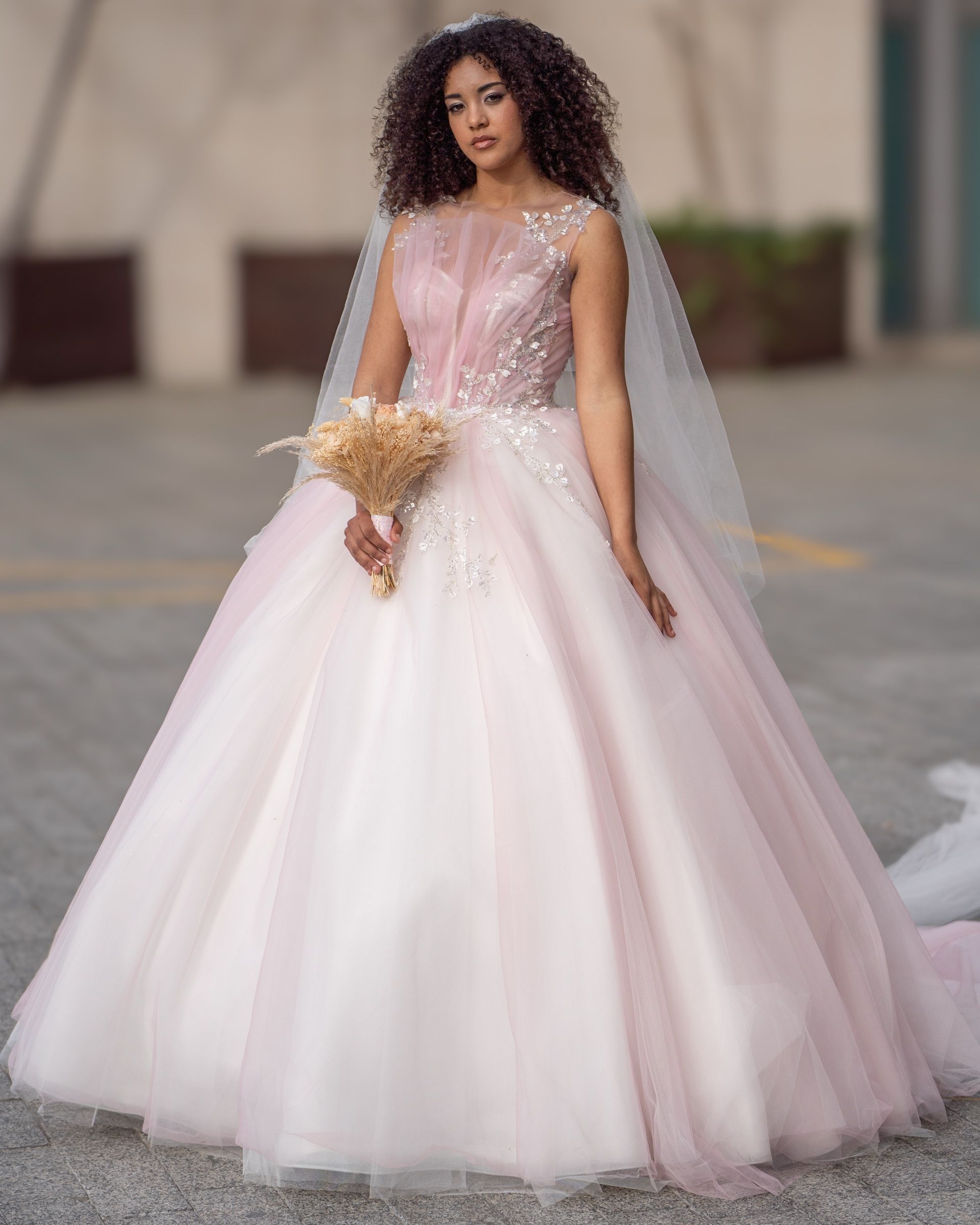 Vestido de novia de corte princesa en rosa con cuerpo de pedrería — Oksana Dorenska