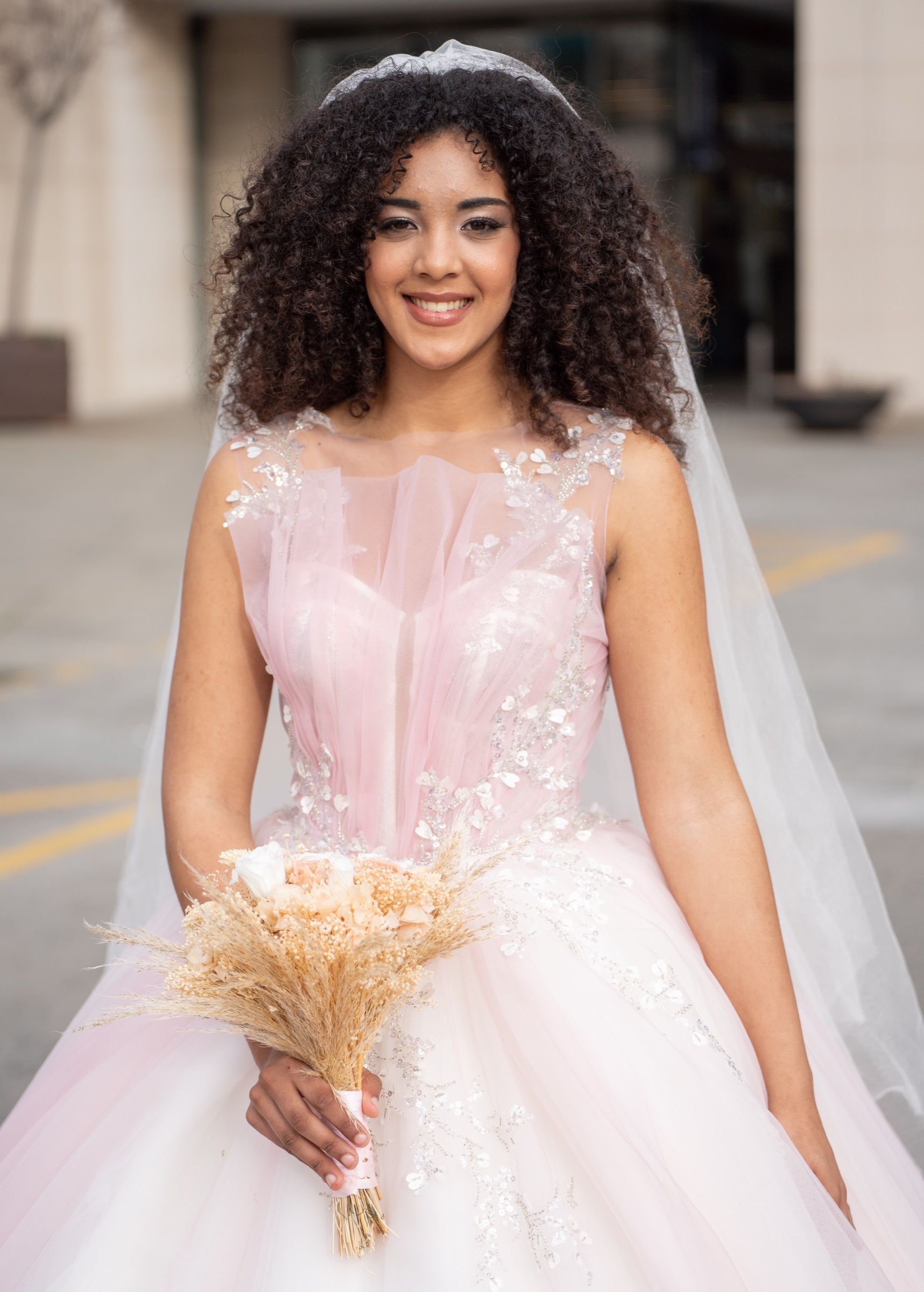 Vestido de novia de corte princesa en rosa con cuerpo de pedrería — Oksana Dorenska