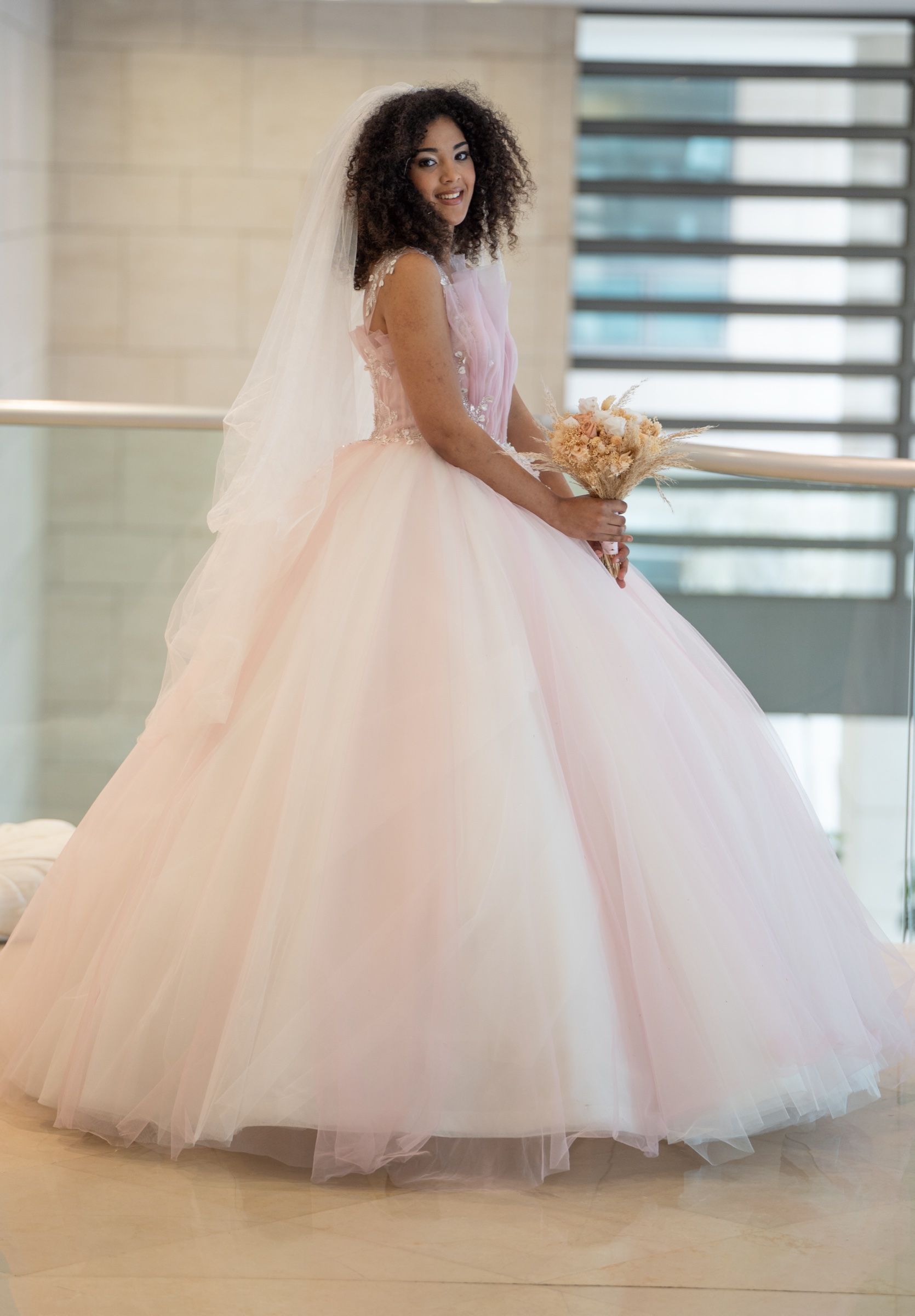 Vestido de novia de corte princesa en rosa con cuerpo de pedrería — Oksana Dorenska