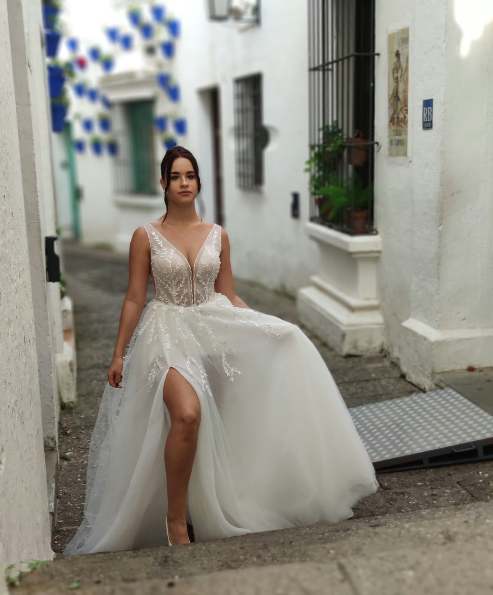 Vestido de novia línea A de encaje, escote en V y abertura en la falda — Oksana Dorenska