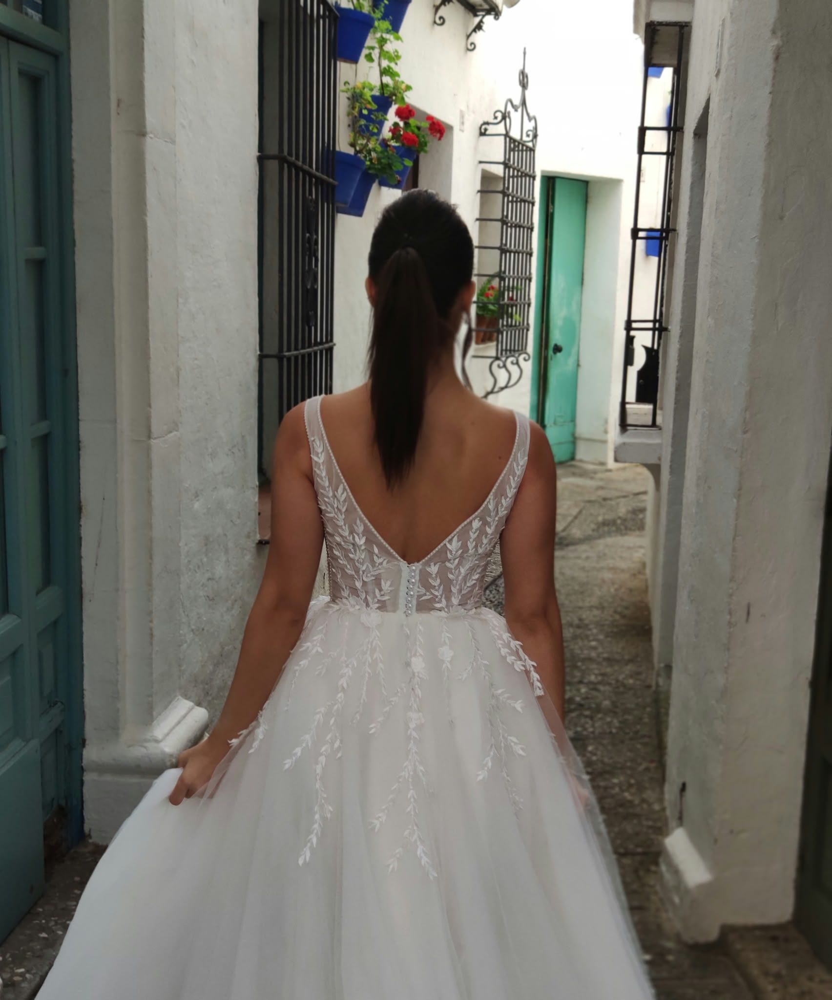 Vestido de novia línea A de encaje, escote en V y abertura en la falda — Oksana Dorenska