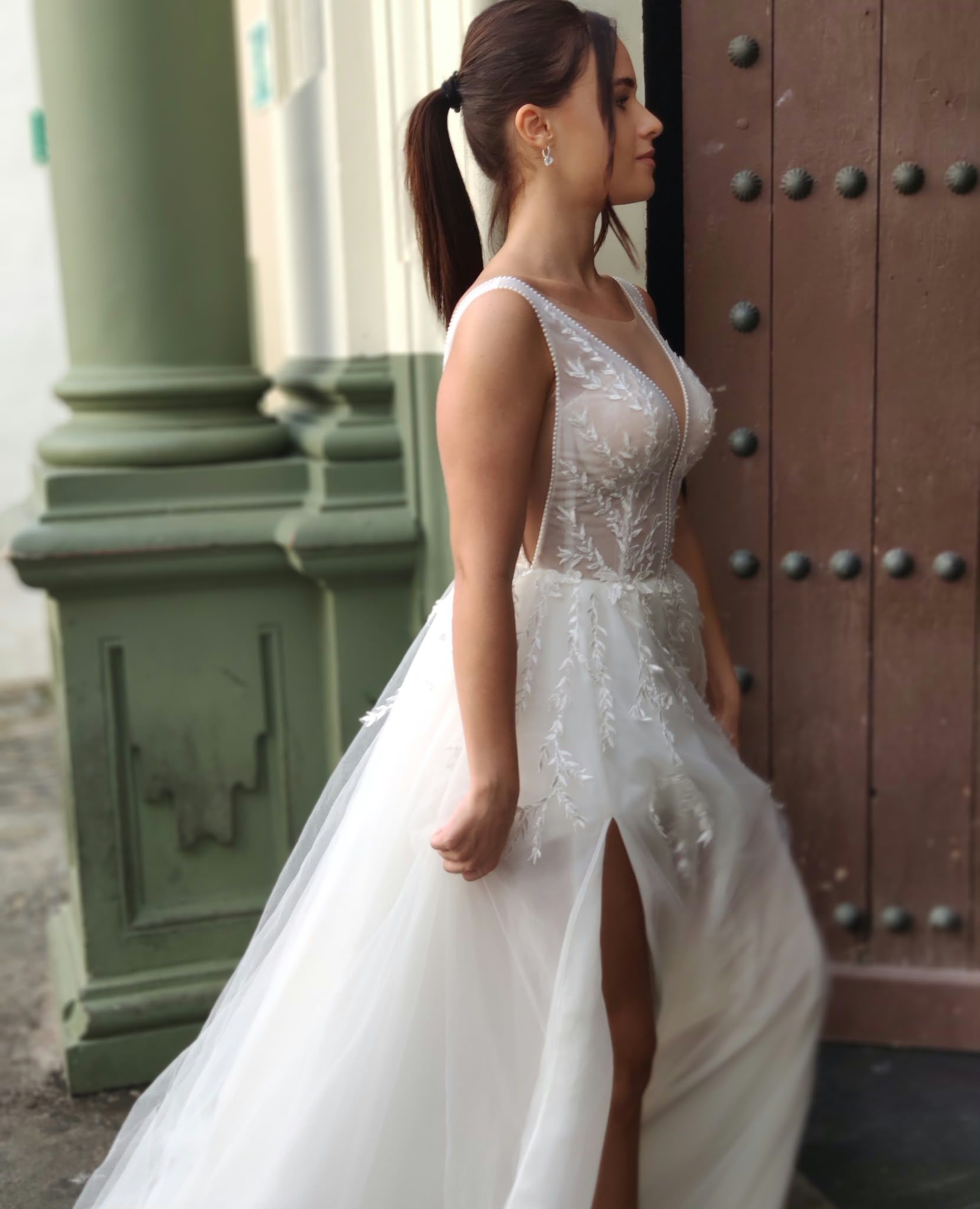Vestido de novia línea A de encaje, escote en V y abertura en la falda — Oksana Dorenska