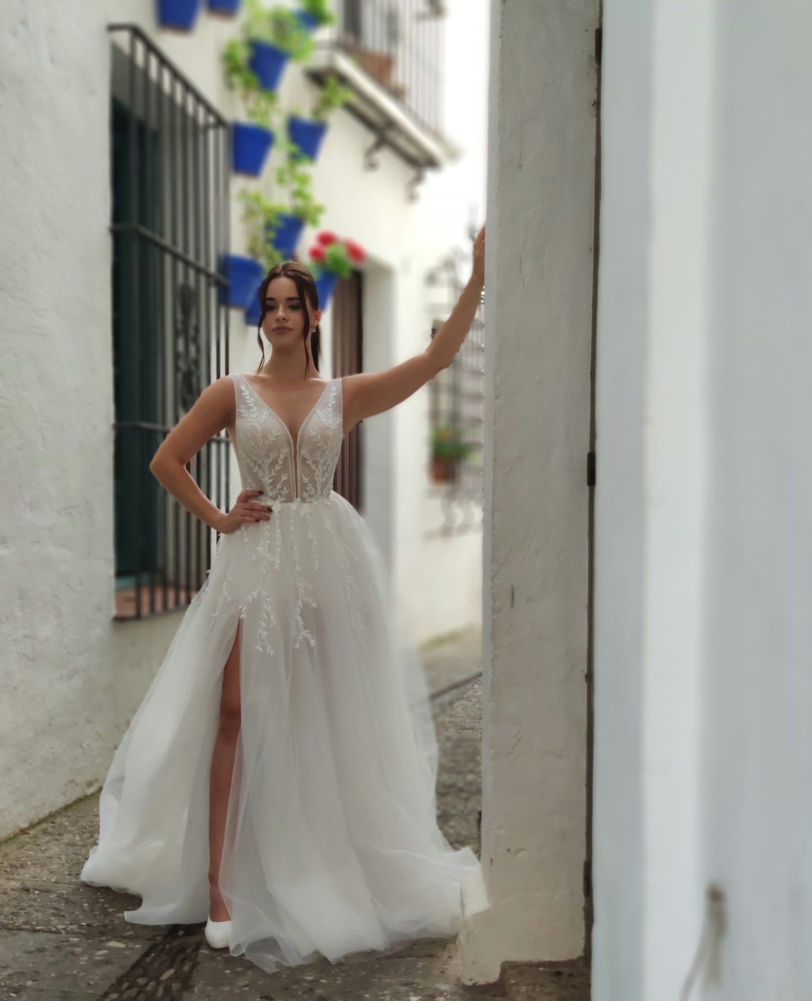 Vestido de novia línea A de encaje, escote en V y abertura en la falda — Oksana Dorenska