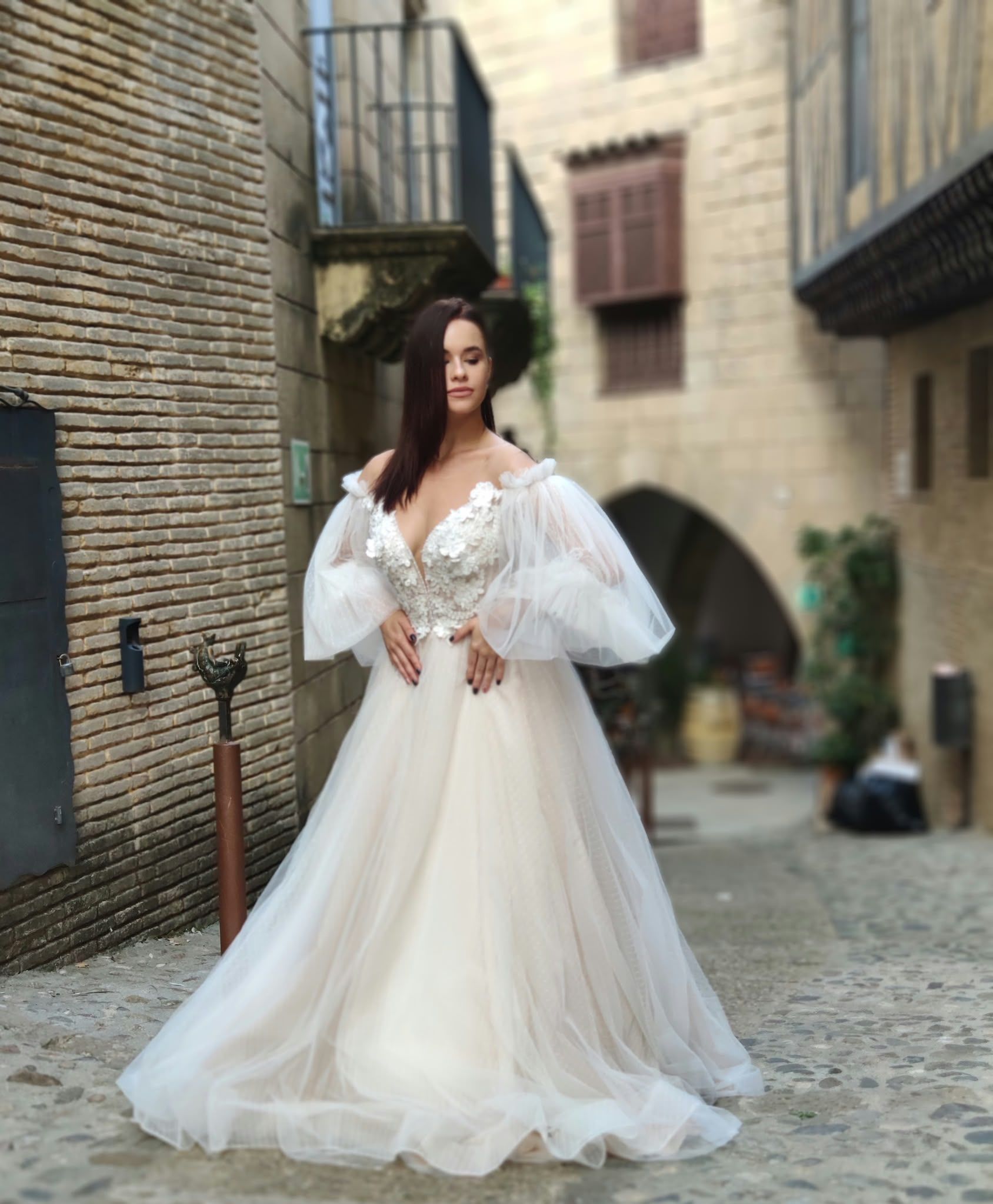 Vestido de novia línea A con hombros descubiertos y mangas abullonadas — Oksana Dorenska